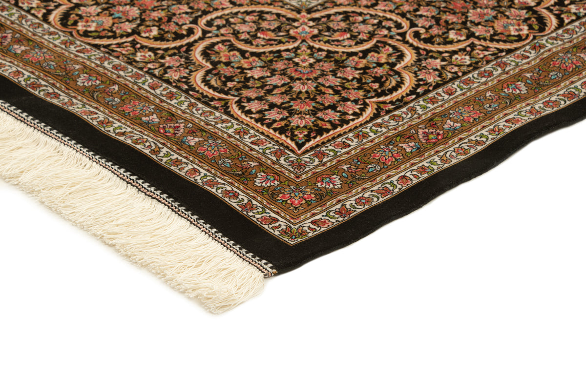 Rechteck Teppich Ghom Design in Schwarz von Hadorn™ - Lifestyle Image