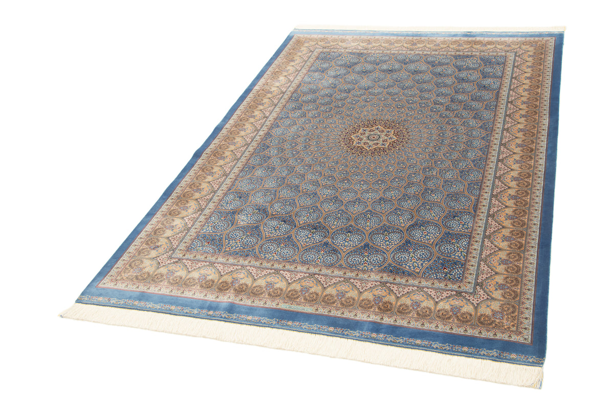 Rechteck Teppich Ghom Design in Blau von Hadorn™ - Lifestyle Image