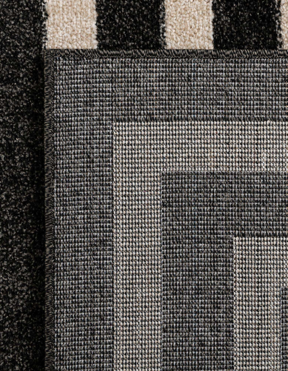 Rechteck Teppich Greek Key in Schwarz von Hadorn™ - Lifestyle Image