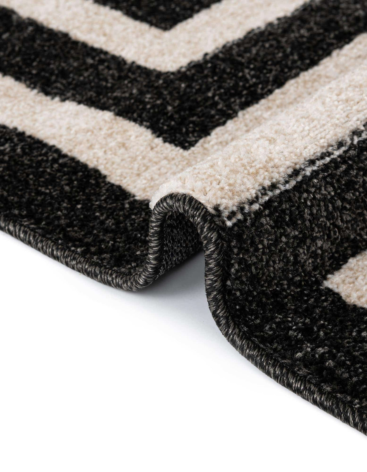 Rechteck Teppich Greek Key in Schwarz von Hadorn™ - Lifestyle Image