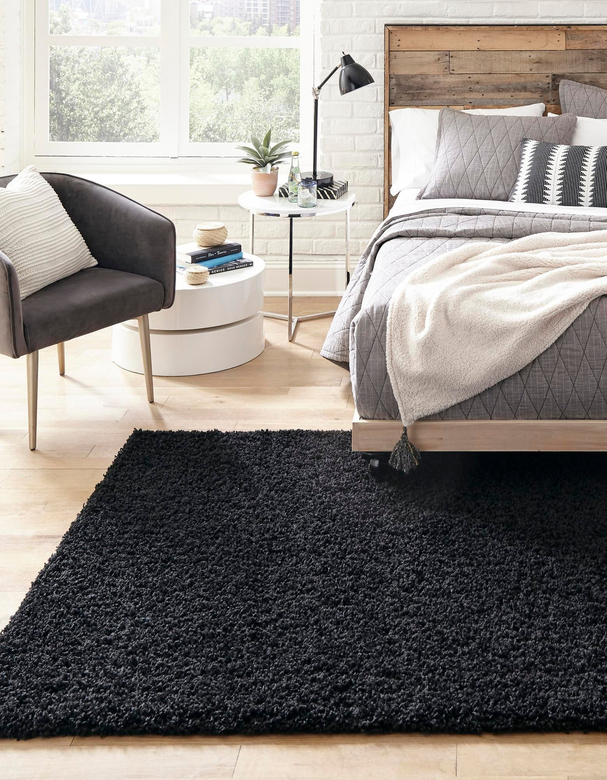 Rechteck Hochflorteppich Solid Shag in Schwarz von Hadorn™ - Lifestyle Image