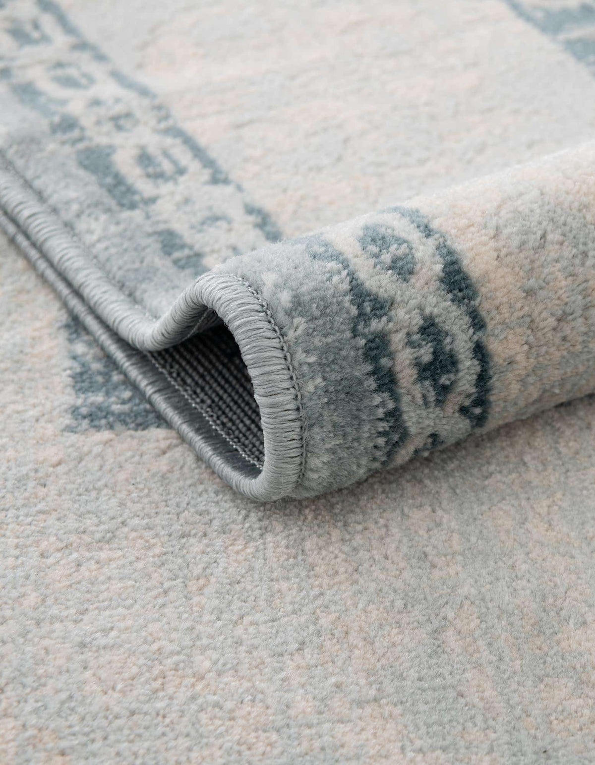 Rund Teppich Restoration in Hellblau von Hadorn™ - Lifestyle Image