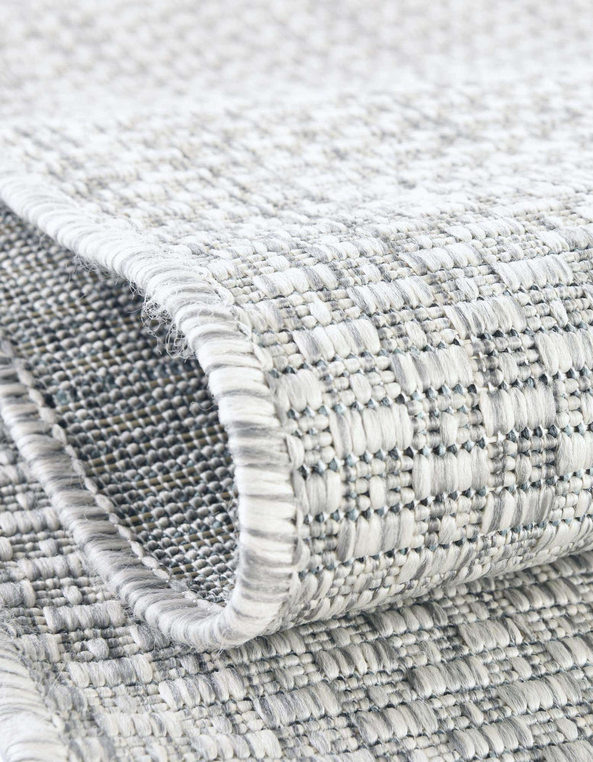 Rechteck Outdoor Teppich Tulum Outdoor Solid in Hellgrau von Hadorn™ - Lifestyle Image