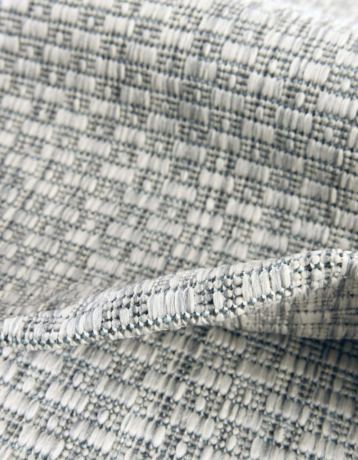 Rechteck Outdoor Teppich Tulum Outdoor Solid in Hellgrau von Hadorn™ - Lifestyle Image