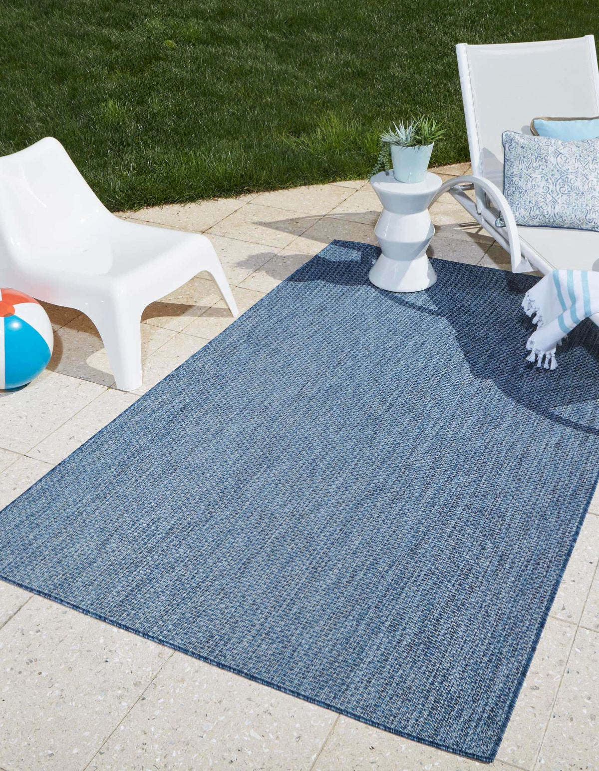 Rechteck Outdoor Teppich Tulum Outdoor in Blau von Hadorn™ - Lifestyle Image