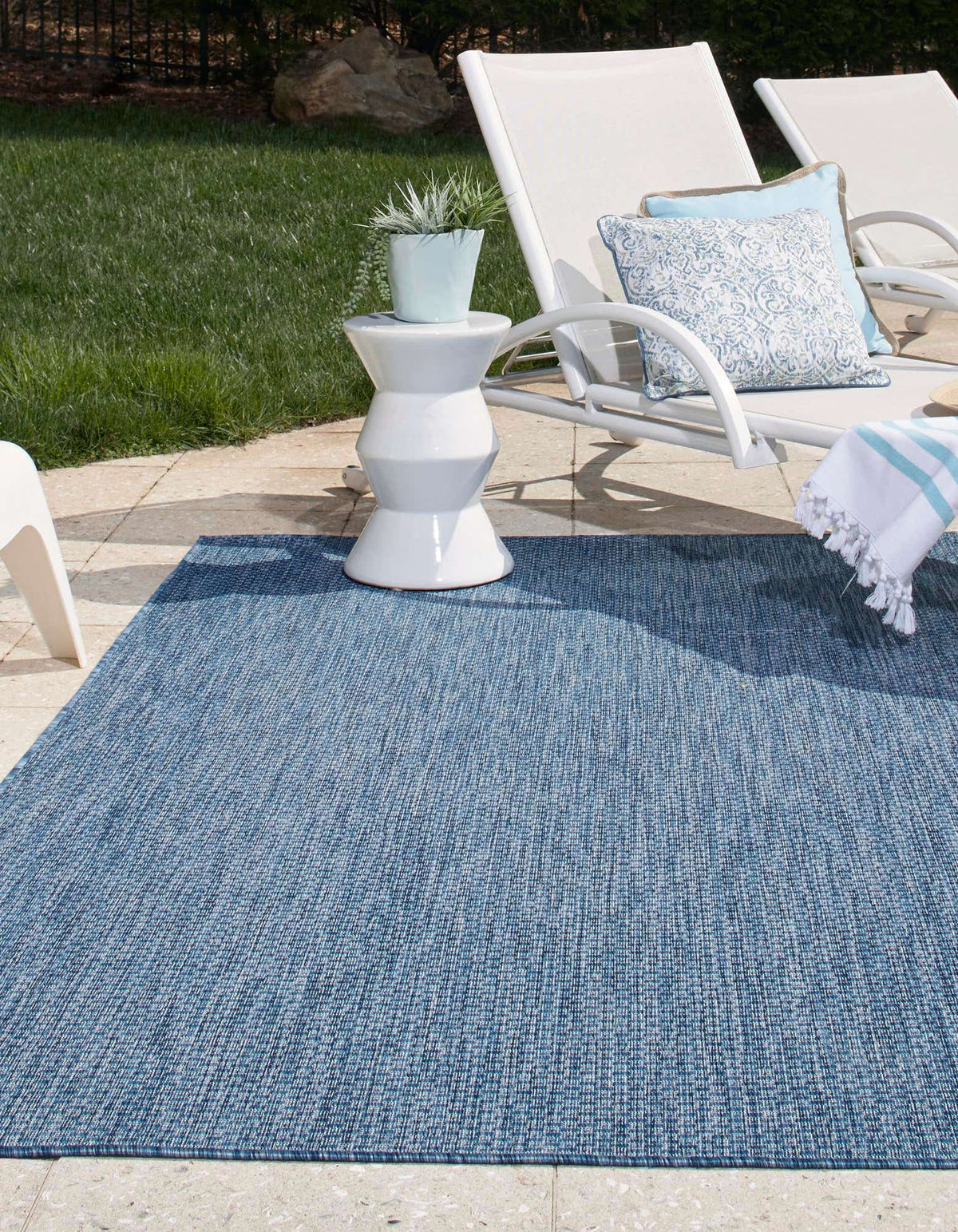 Rechteck Outdoor Teppich Tulum Outdoor in Blau von Hadorn™ - Lifestyle Image