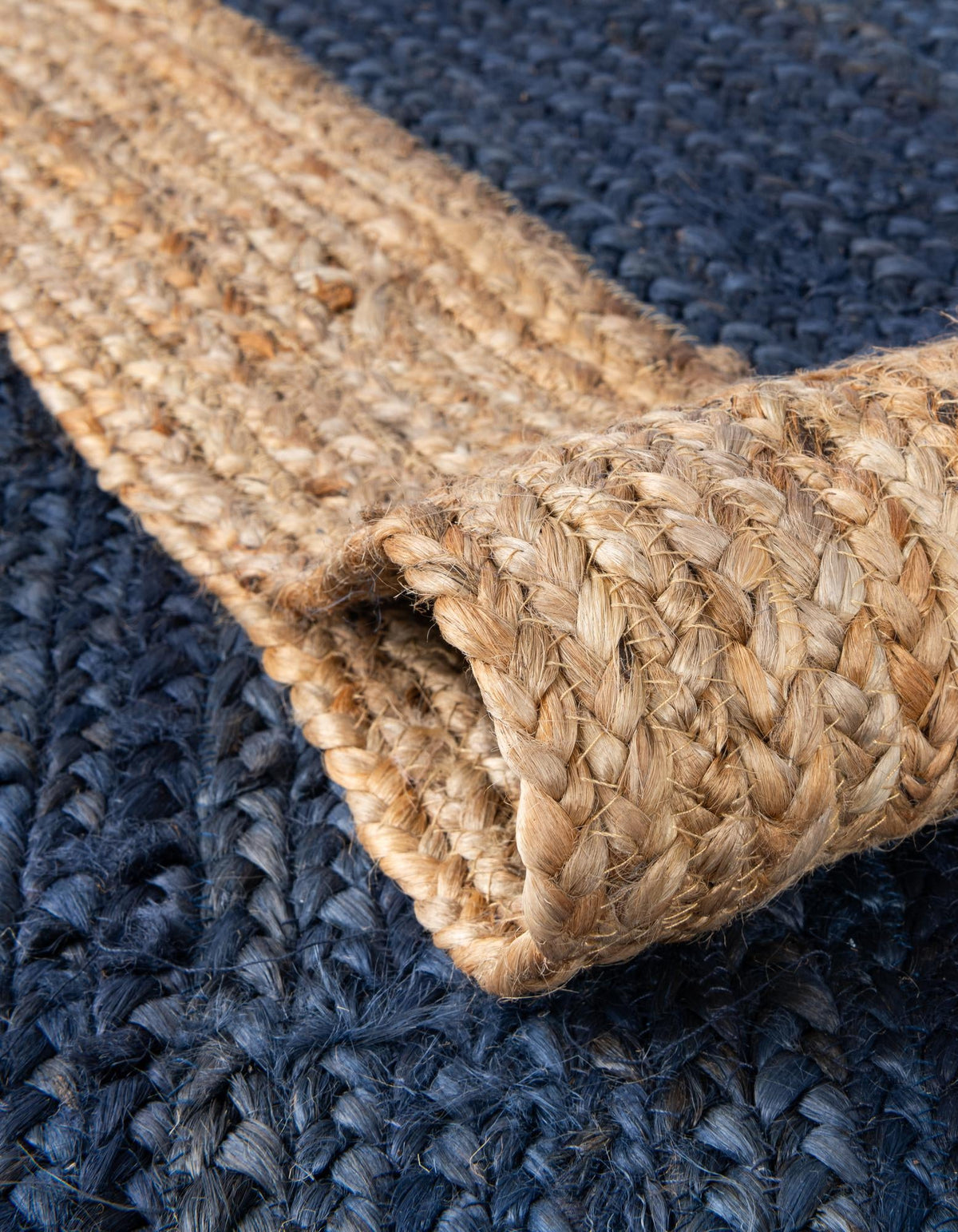 Rechteck Teppich Braided Jute in Blau von Hadorn™ - Lifestyle Image