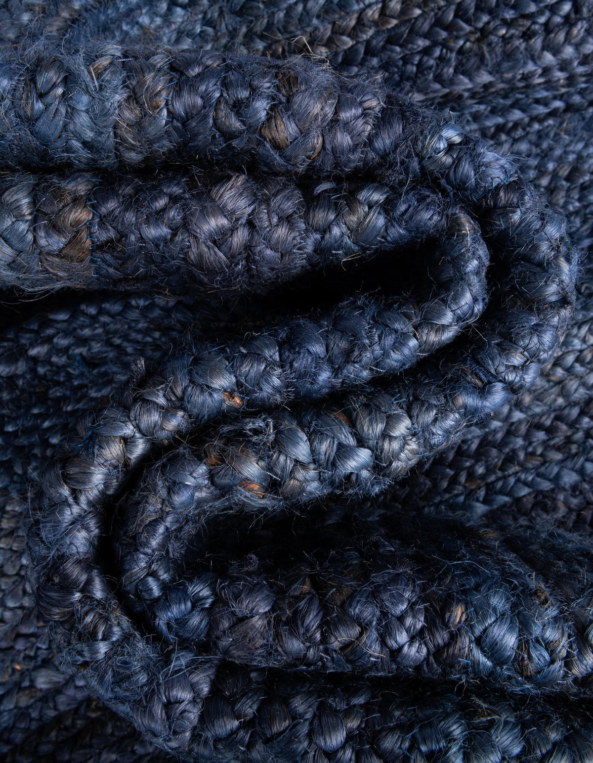 Rechteck Teppich Braided Jute in Blau von Hadorn™ - Lifestyle Image