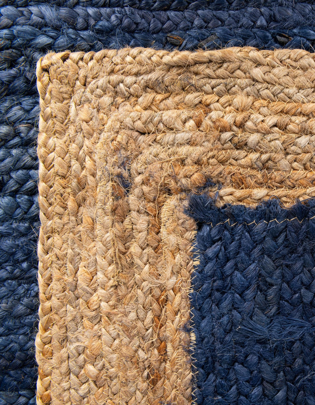 Rechteck Teppich Braided Jute in Blau von Hadorn™ - Lifestyle Image