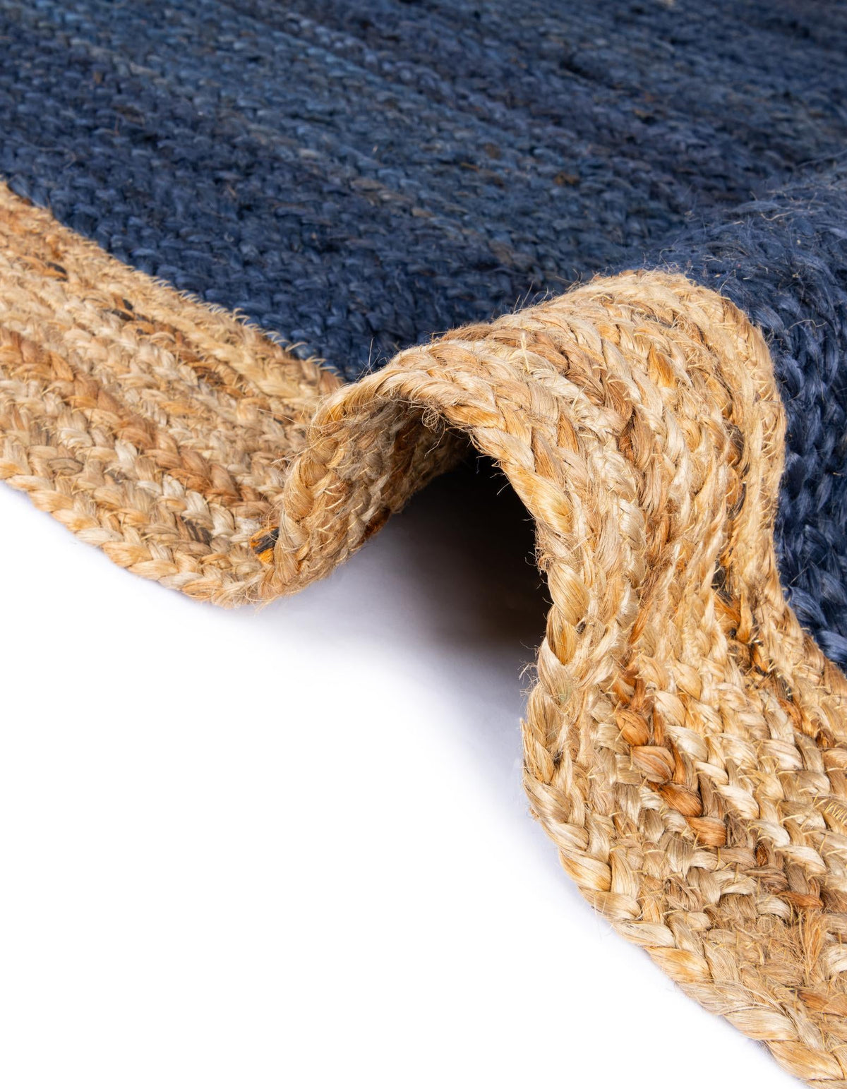 Rechteck Teppich Braided Jute in Blau von Hadorn™ - Lifestyle Image