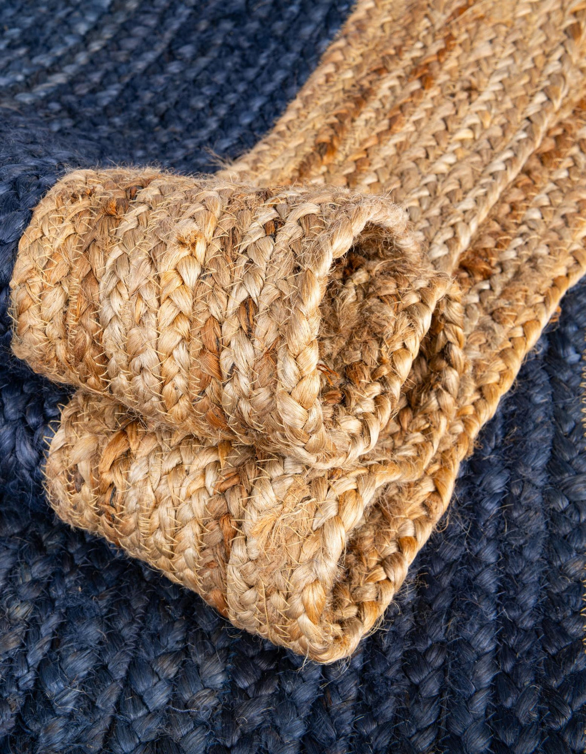 Rechteck Teppich Braided Jute in Blau von Hadorn™ - Lifestyle Image