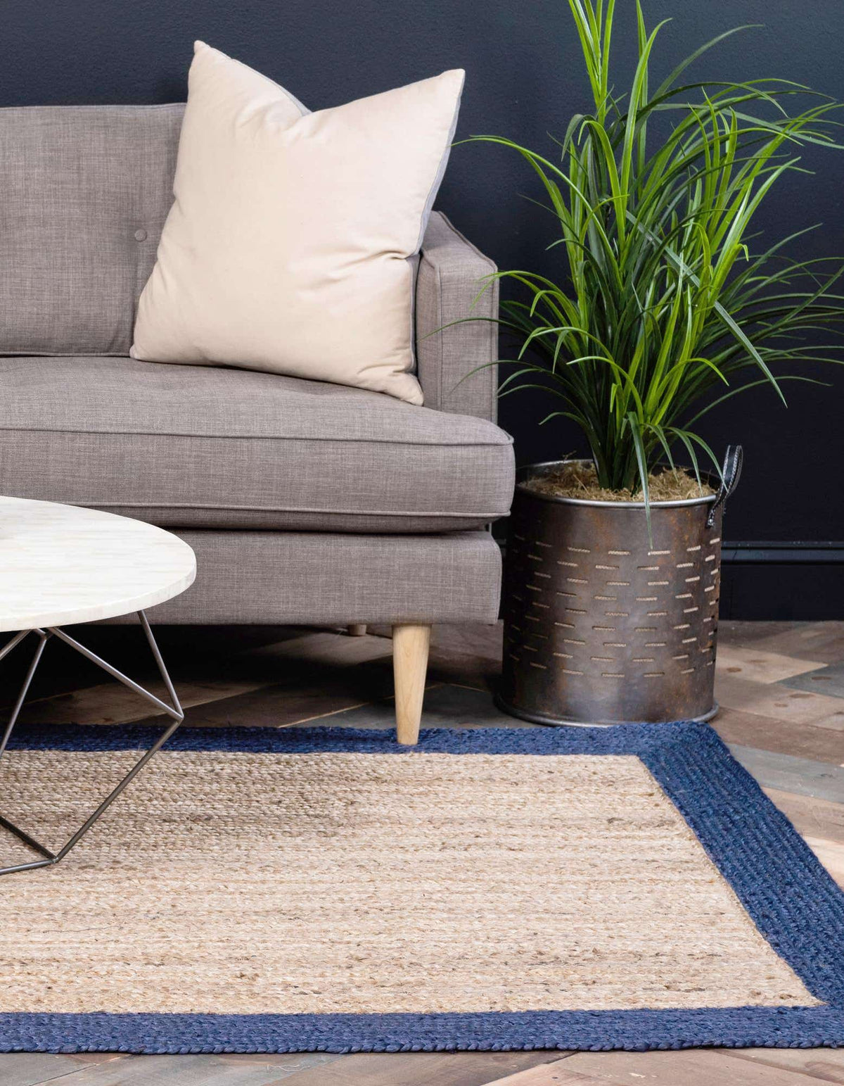 Rechteck Handgeflochten Teppich Braided Jute in Natürlich von Hadorn™ - Lifestyle Image