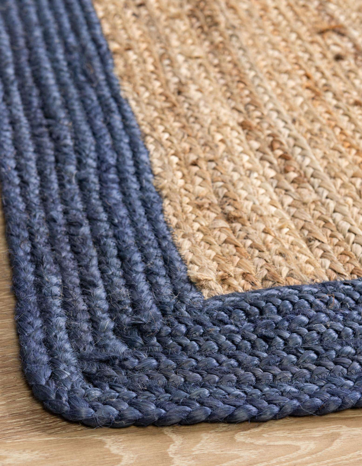Rechteck Handgeflochten Teppich Braided Jute in Natürlich von Hadorn™ - Lifestyle Image