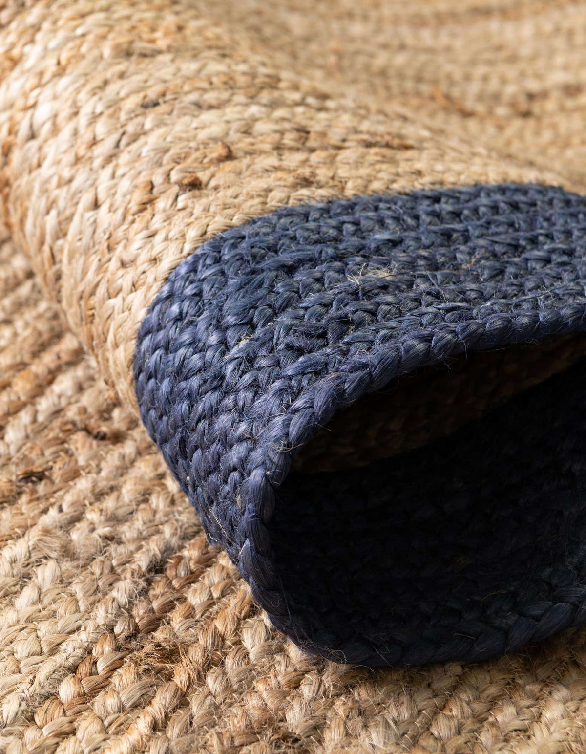 Rechteck Handgeflochten Teppich Braided Jute in Natürlich von Hadorn™ - Lifestyle Image