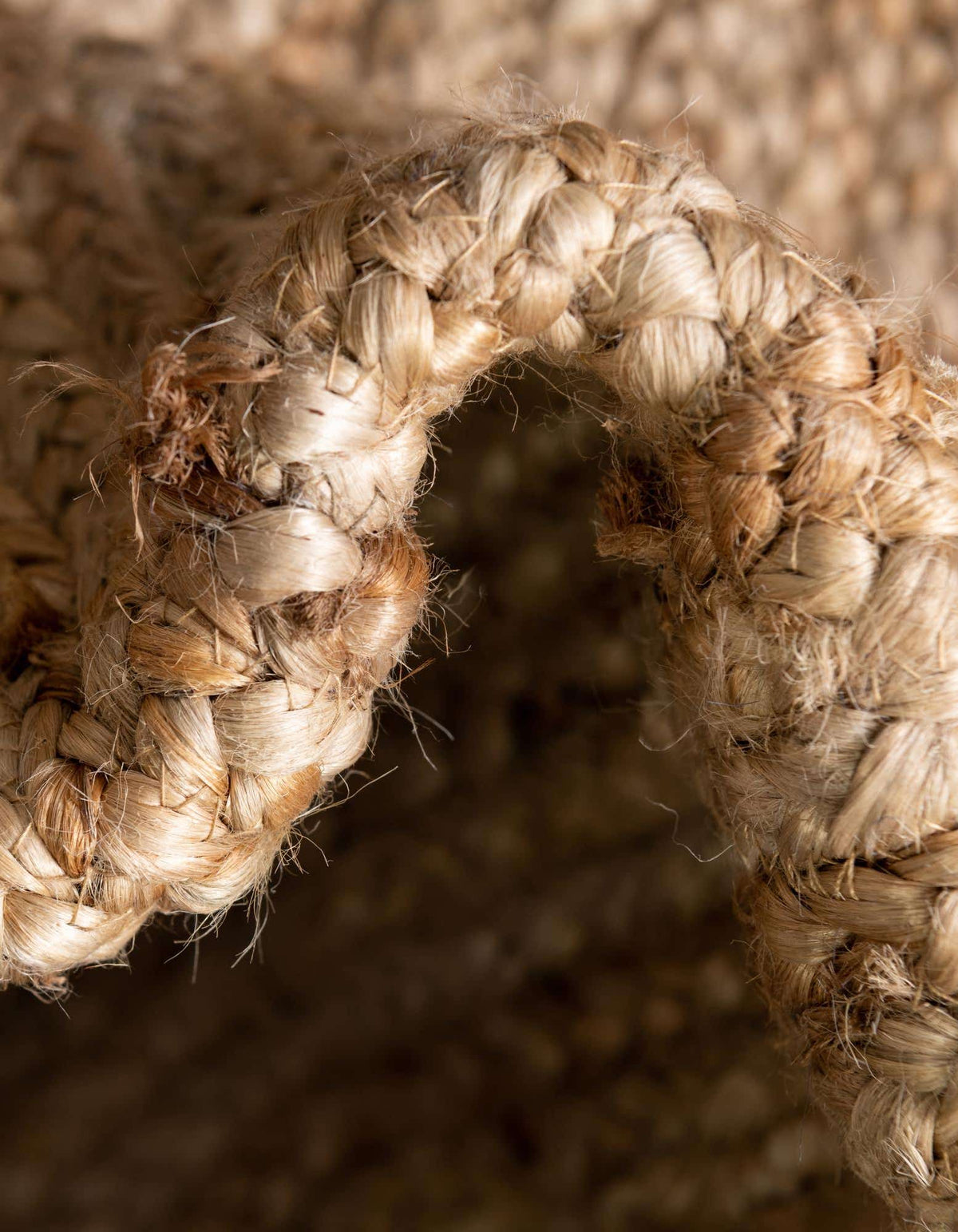 Rechteck Handgeflochten Teppich Braided Jute in Natürlich von Hadorn™ - Lifestyle Image