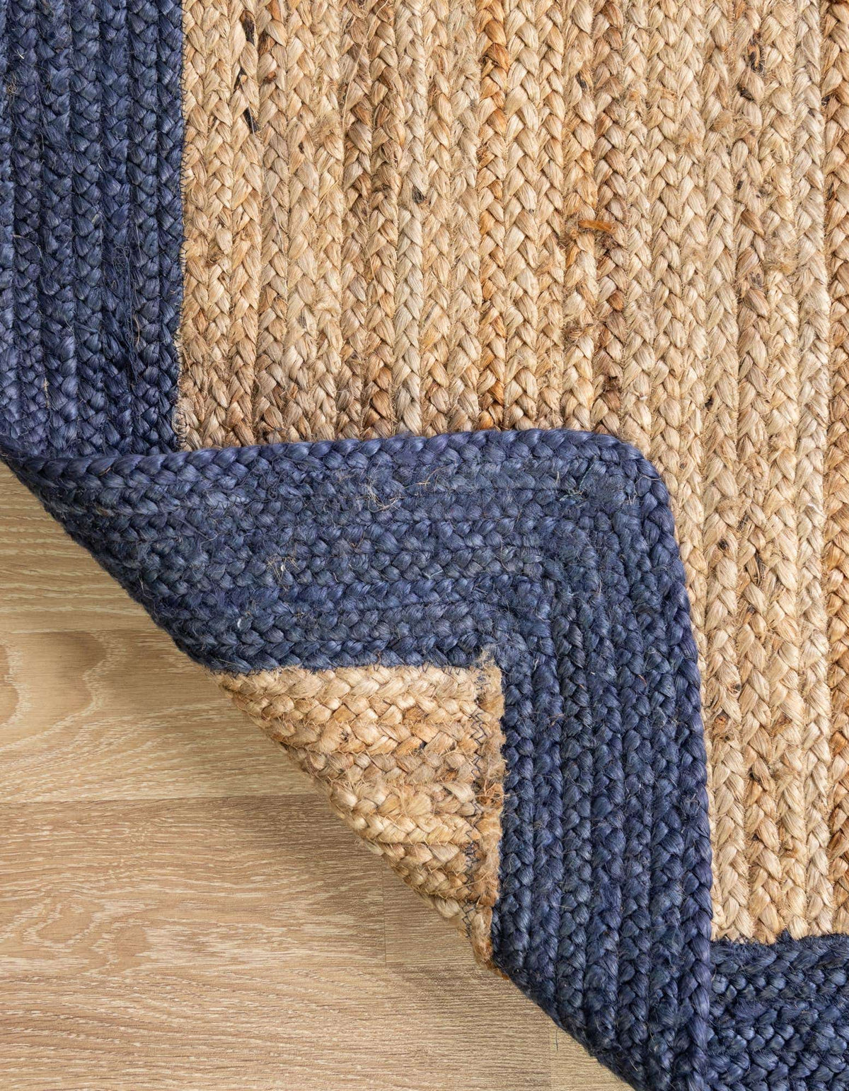 Rechteck Handgeflochten Teppich Braided Jute in Natürlich von Hadorn™ - Lifestyle Image