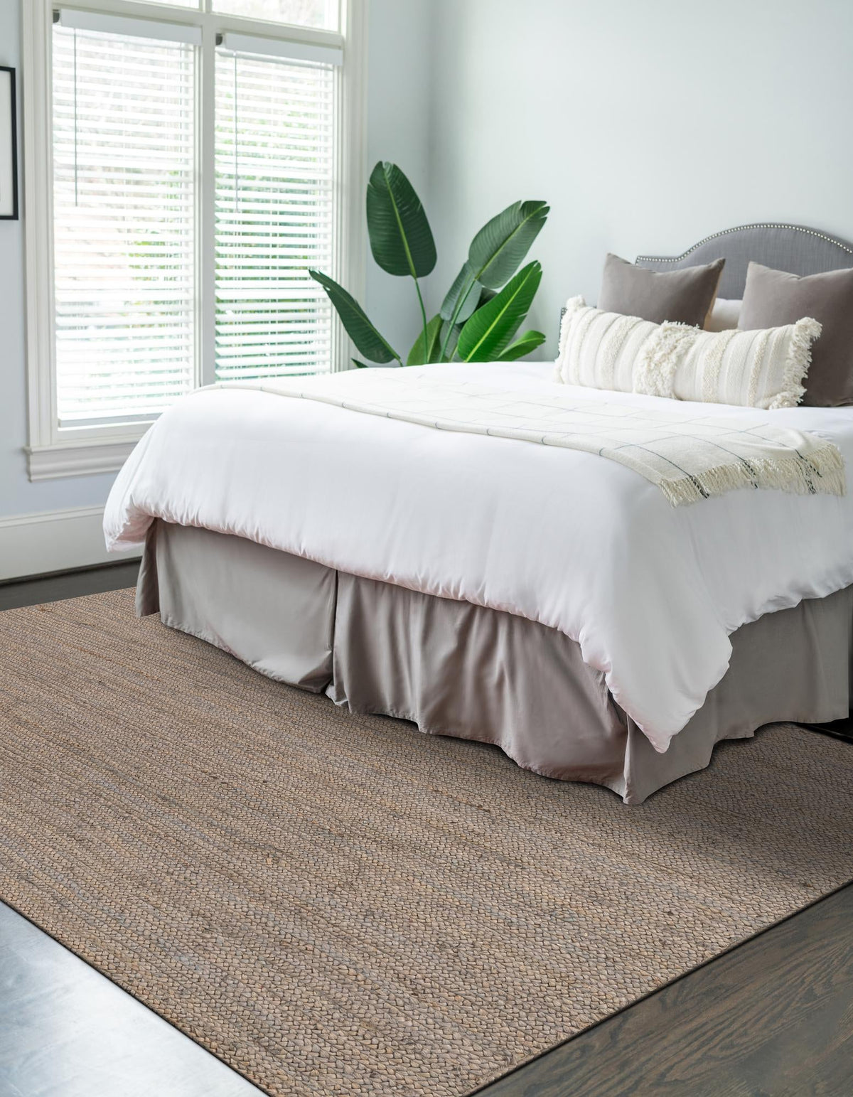 Rechteck Handgeflochten Teppich Braided Jute in Grau von Hadorn™ - Lifestyle Image