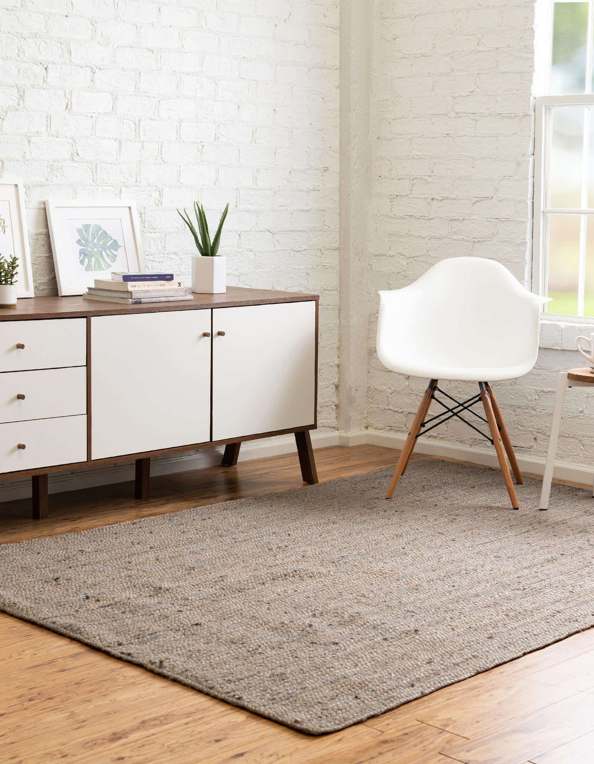 Rechteck Handgeflochten Teppich Braided Jute in Grau von Hadorn™ - Lifestyle Image