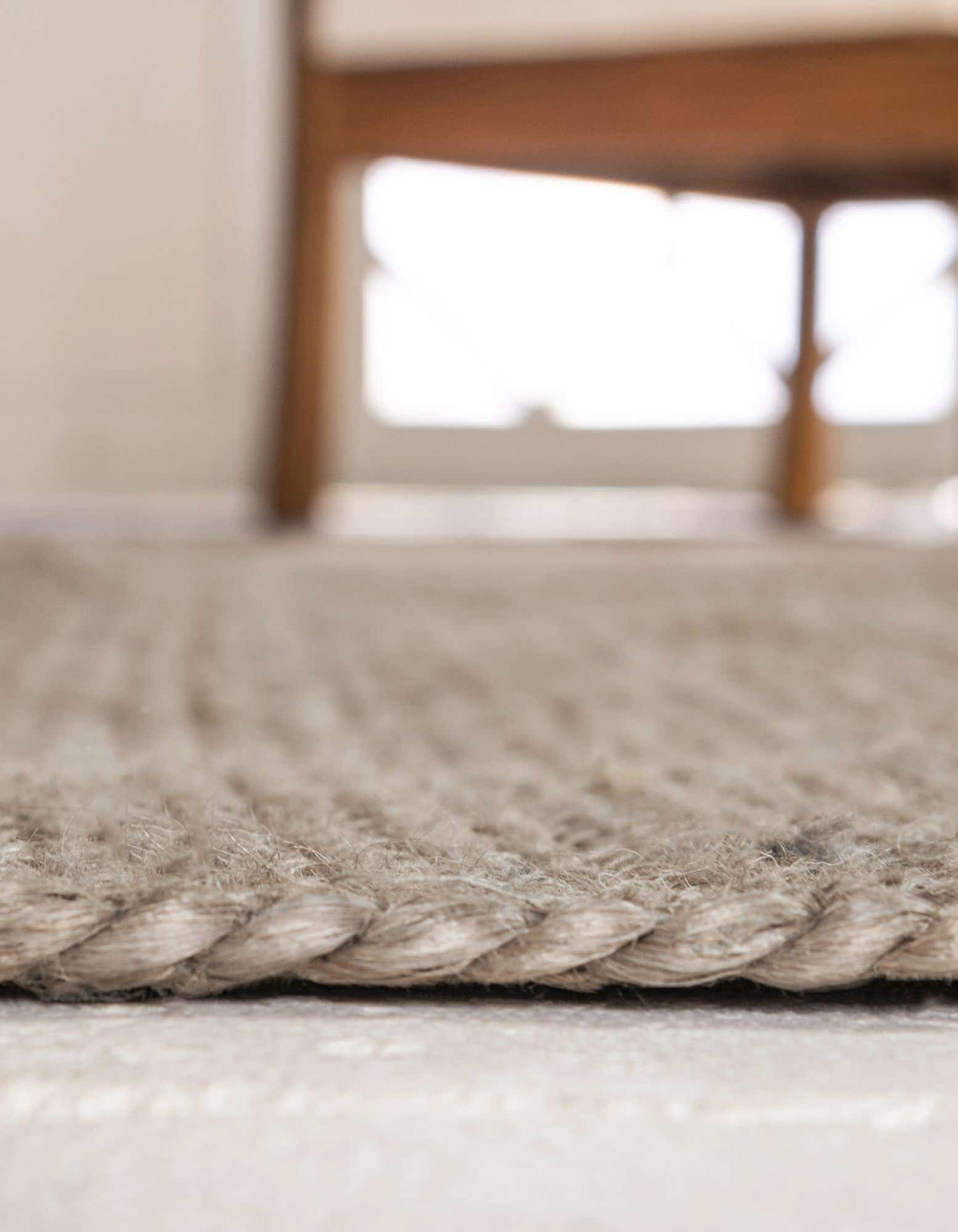 Rechteck Handgeflochten Teppich Braided Jute in Grau von Hadorn™ - Lifestyle Image