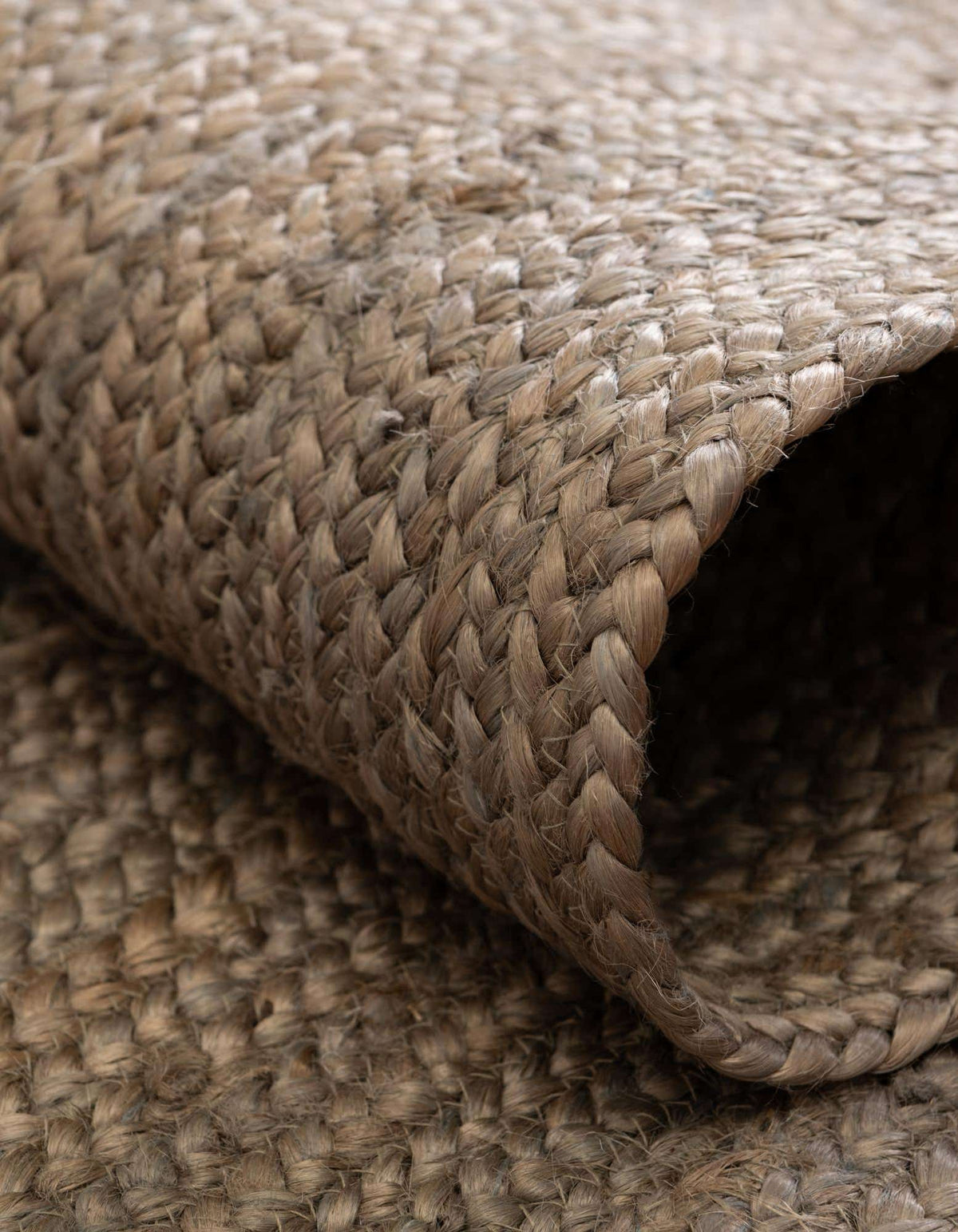 Rechteck Handgeflochten Teppich Braided Jute in Grau von Hadorn™ - Lifestyle Image