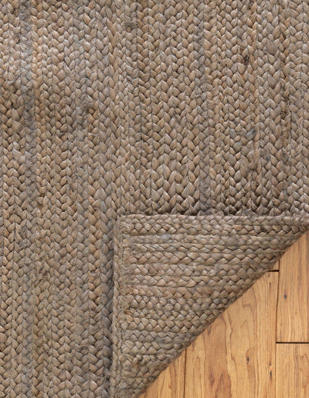 Rechteck Handgeflochten Teppich Braided Jute in Grau von Hadorn™ - Lifestyle Image