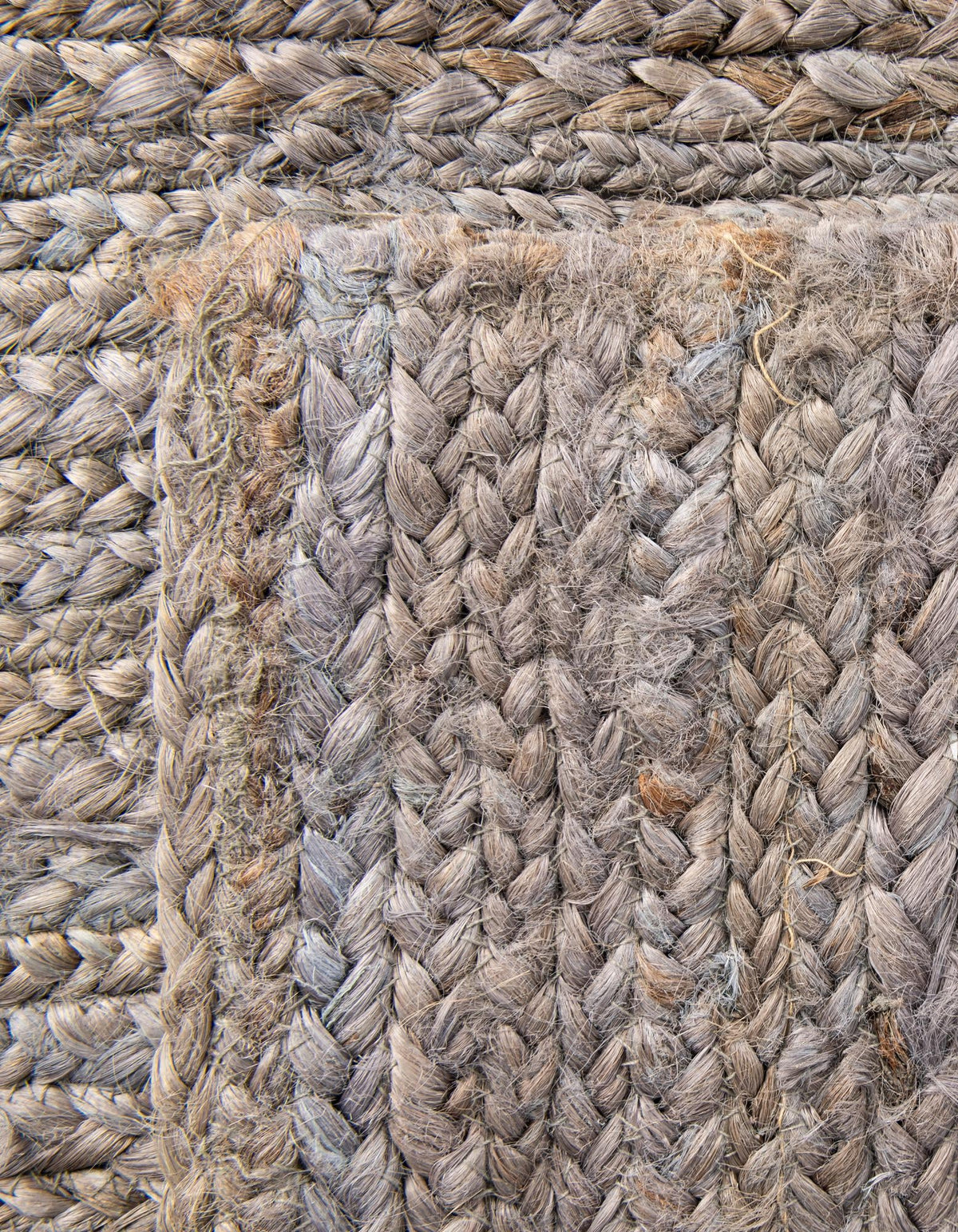 Rechteck Handgeflochten Teppich Braided Jute in Grau von Hadorn™ - Lifestyle Image