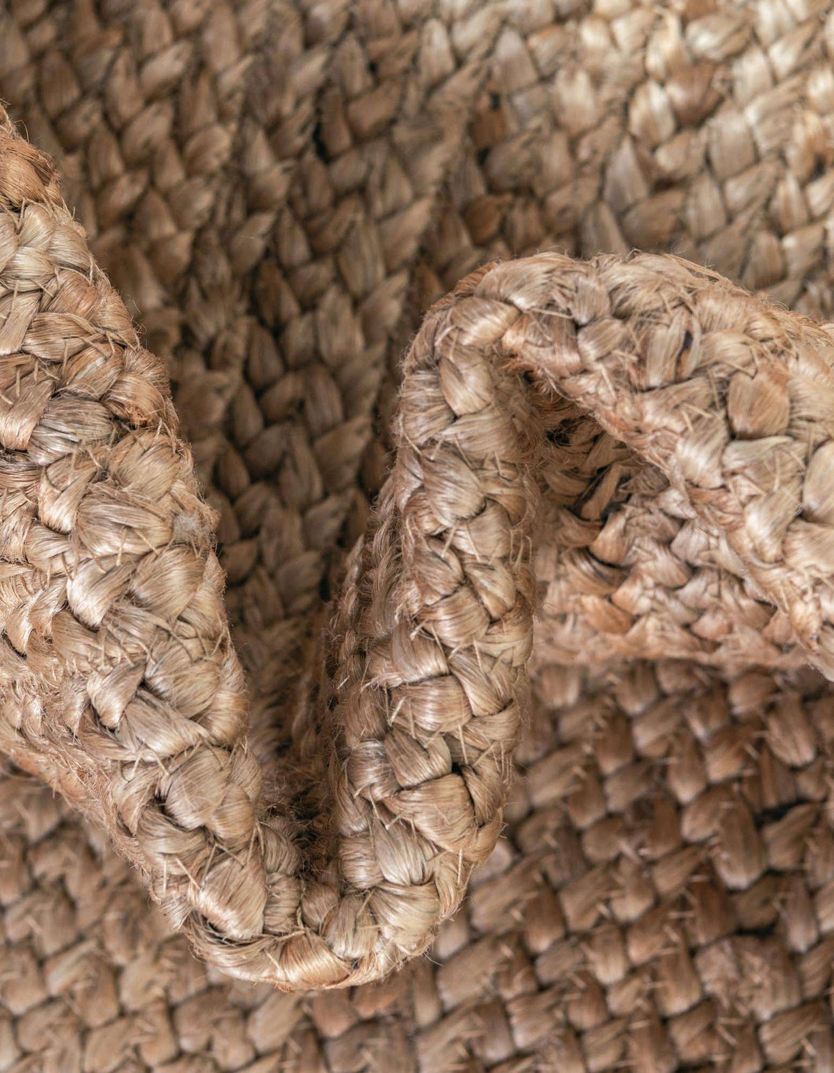 Läufer Handgeflochten Teppich Braided Jute in Natürlich von Hadorn™ - Lifestyle Image