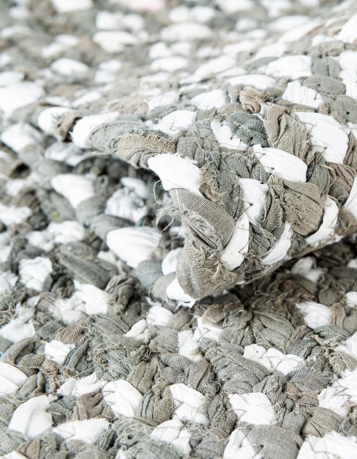 Rechteck Teppich Braided Chindi in Grau von Hadorn™ - Lifestyle Image