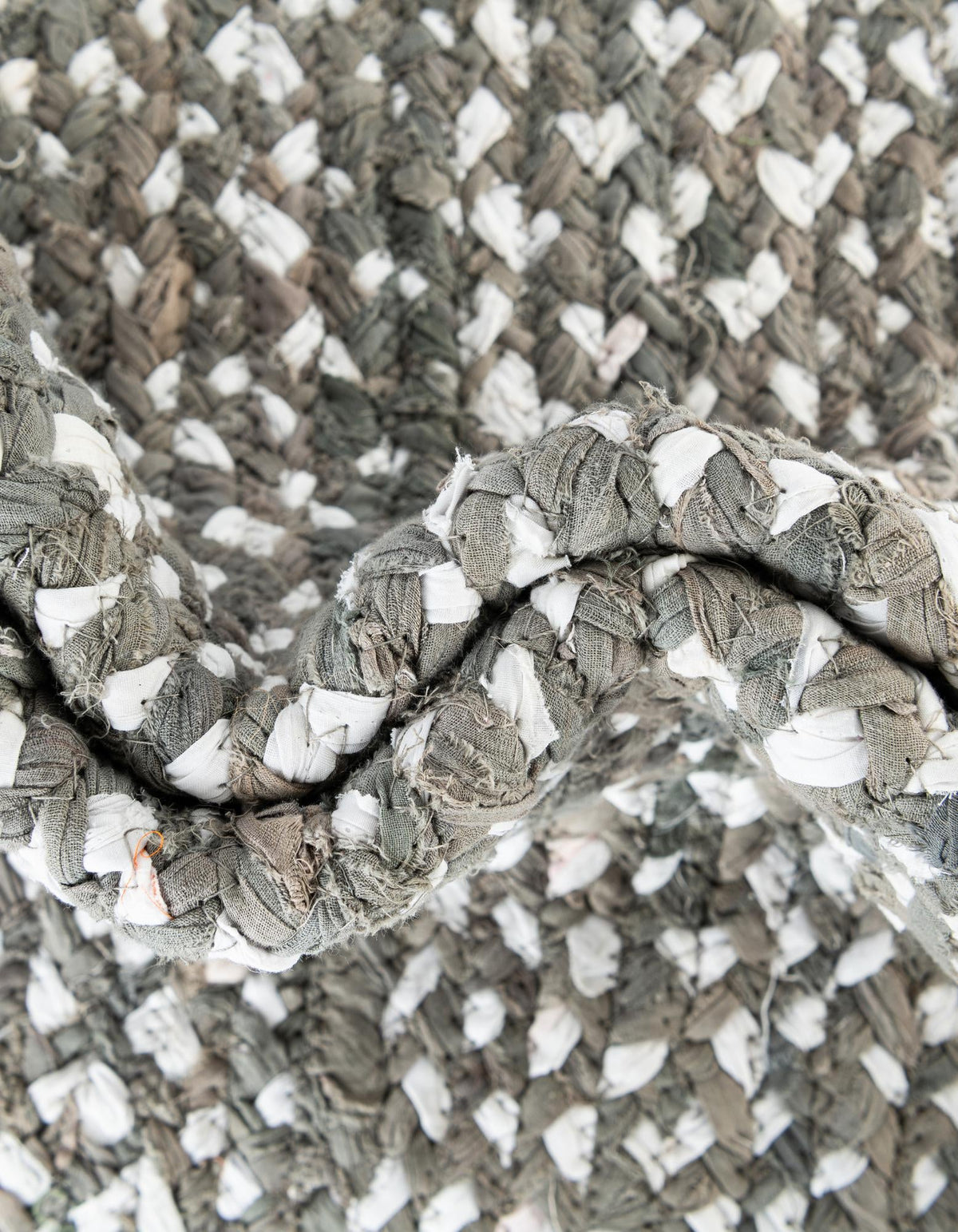 Rechteck Teppich Braided Chindi in Grau von Hadorn™ - Lifestyle Image