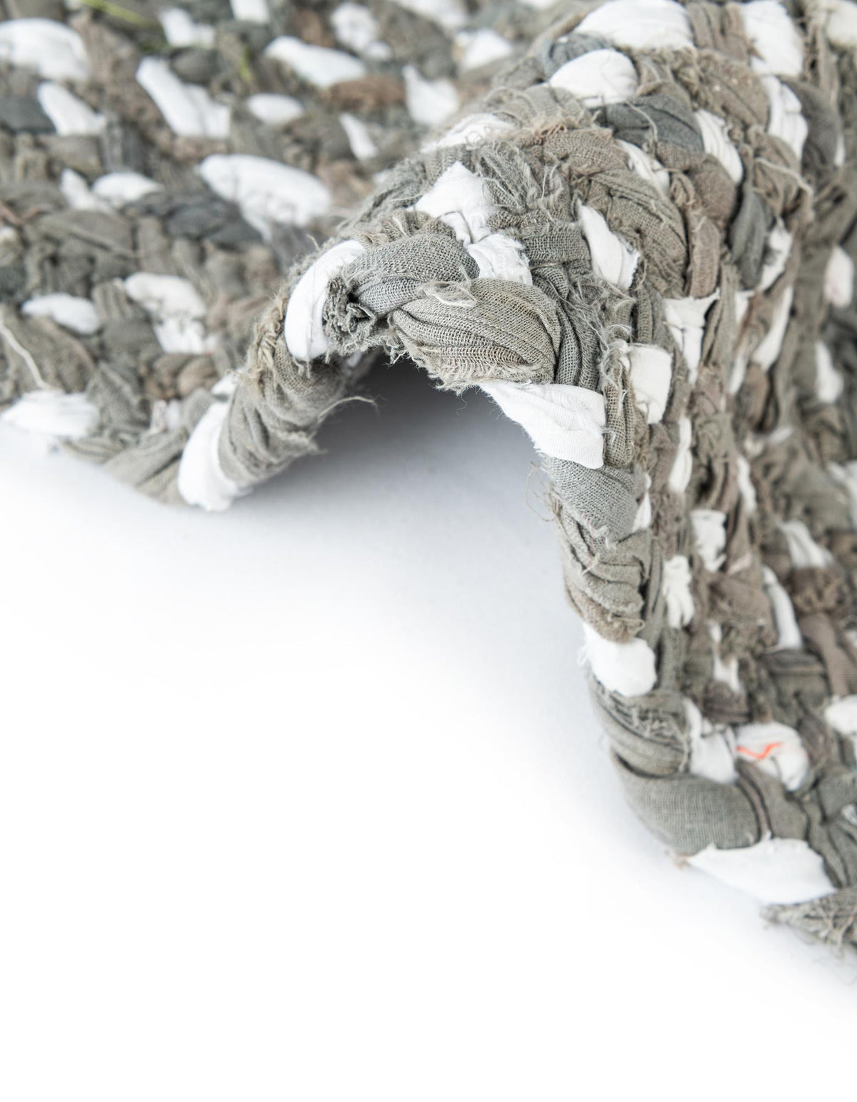 Rechteck Teppich Braided Chindi in Grau von Hadorn™ - Lifestyle Image