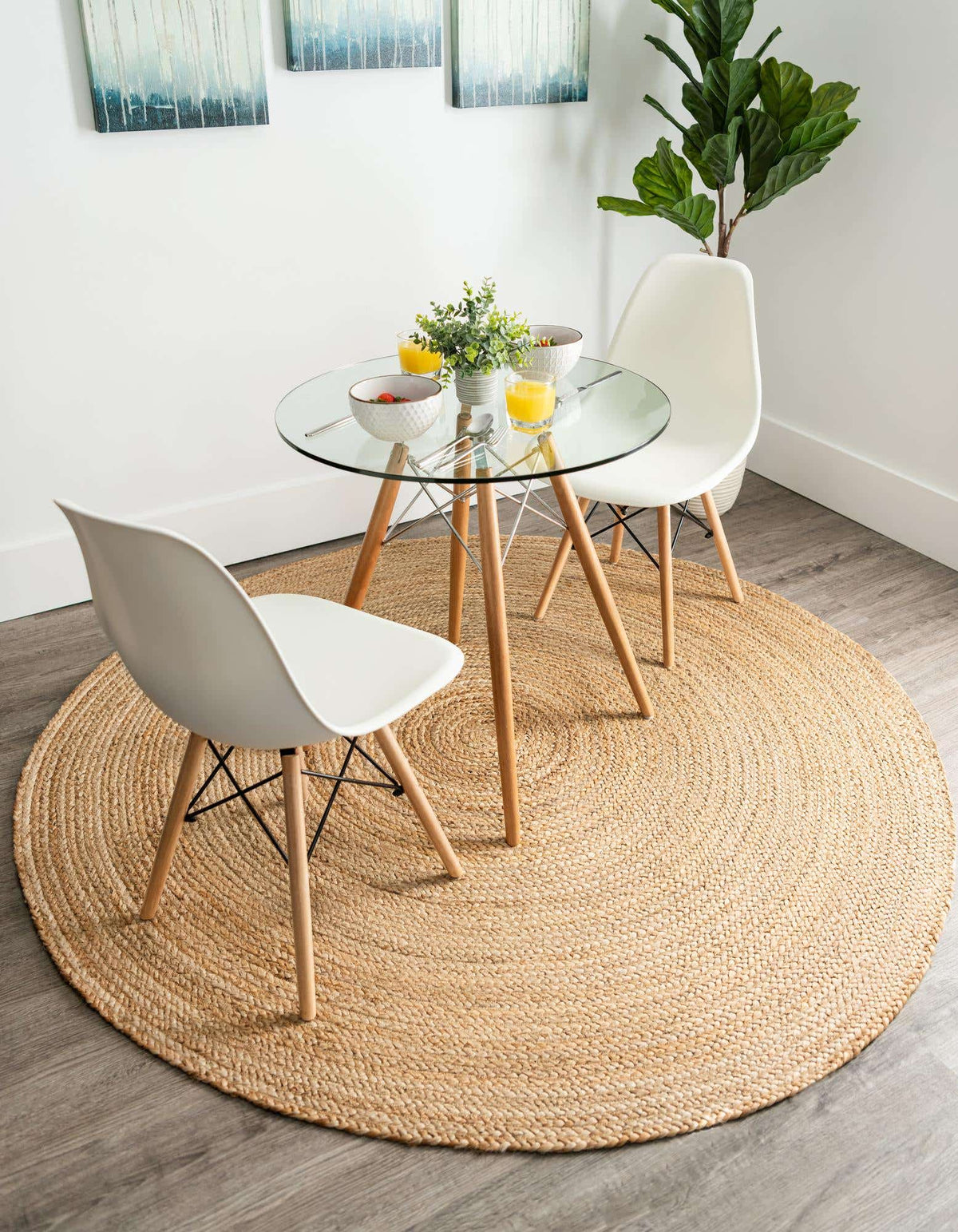 Rund Handgeflochten Teppich Braided Jute in Natürlich von Hadorn™ - Lifestyle Image