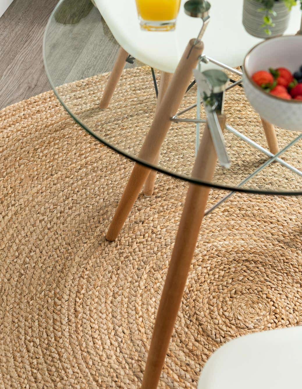 Rund Handgeflochten Teppich Braided Jute in Natürlich von Hadorn™ - Lifestyle Image