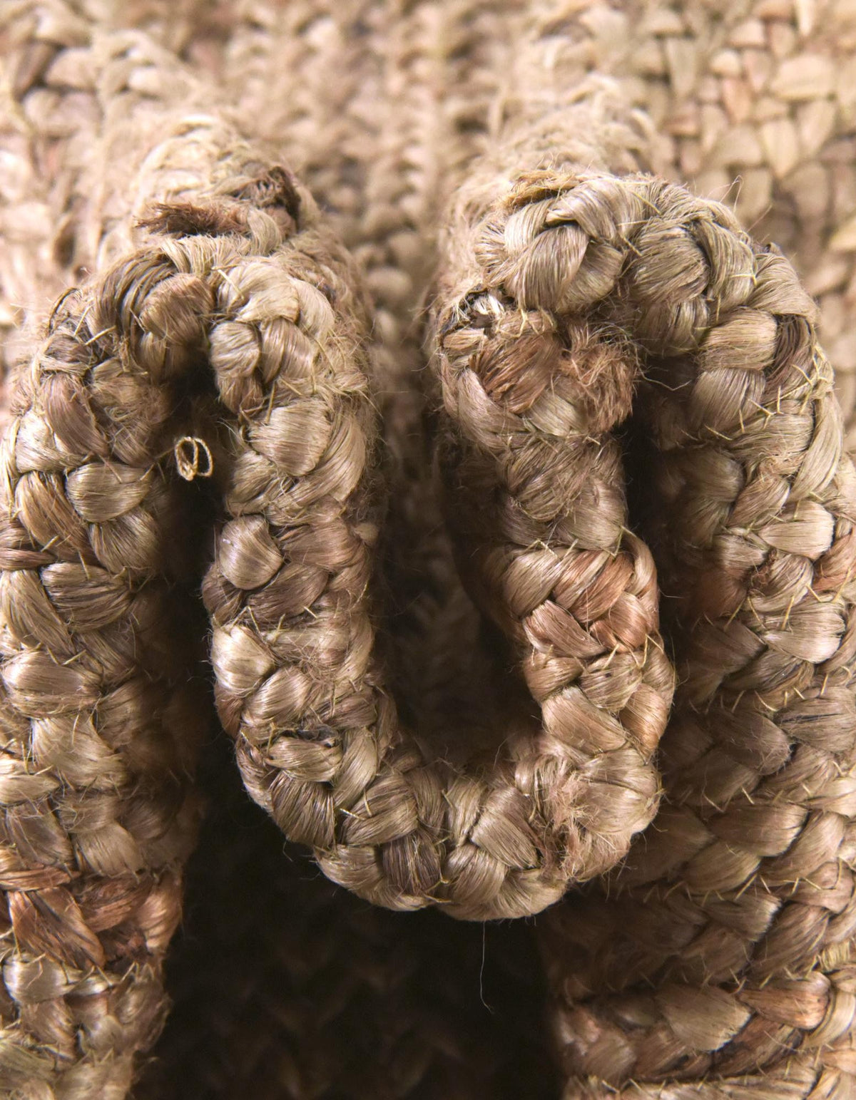 Rund Handgeflochten Teppich Braided Jute in Natürlich von Hadorn™ - Lifestyle Image