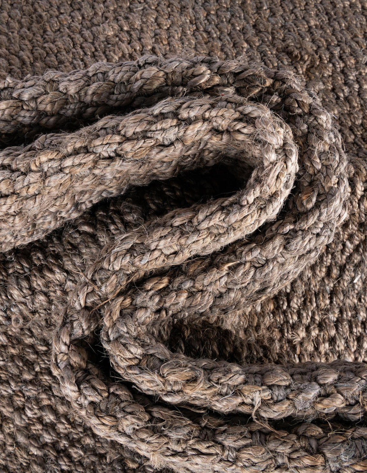 Rechteck Handgeflochten Teppich Chunky Jute in Grau von Hadorn™ - Lifestyle Image