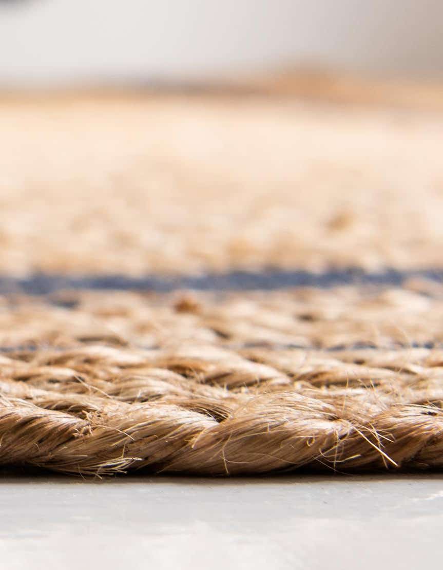 Rechteck Handgeflochten Teppich Braided Jute in Natur und Dunkelblau von Hadorn™ - Lifestyle Image