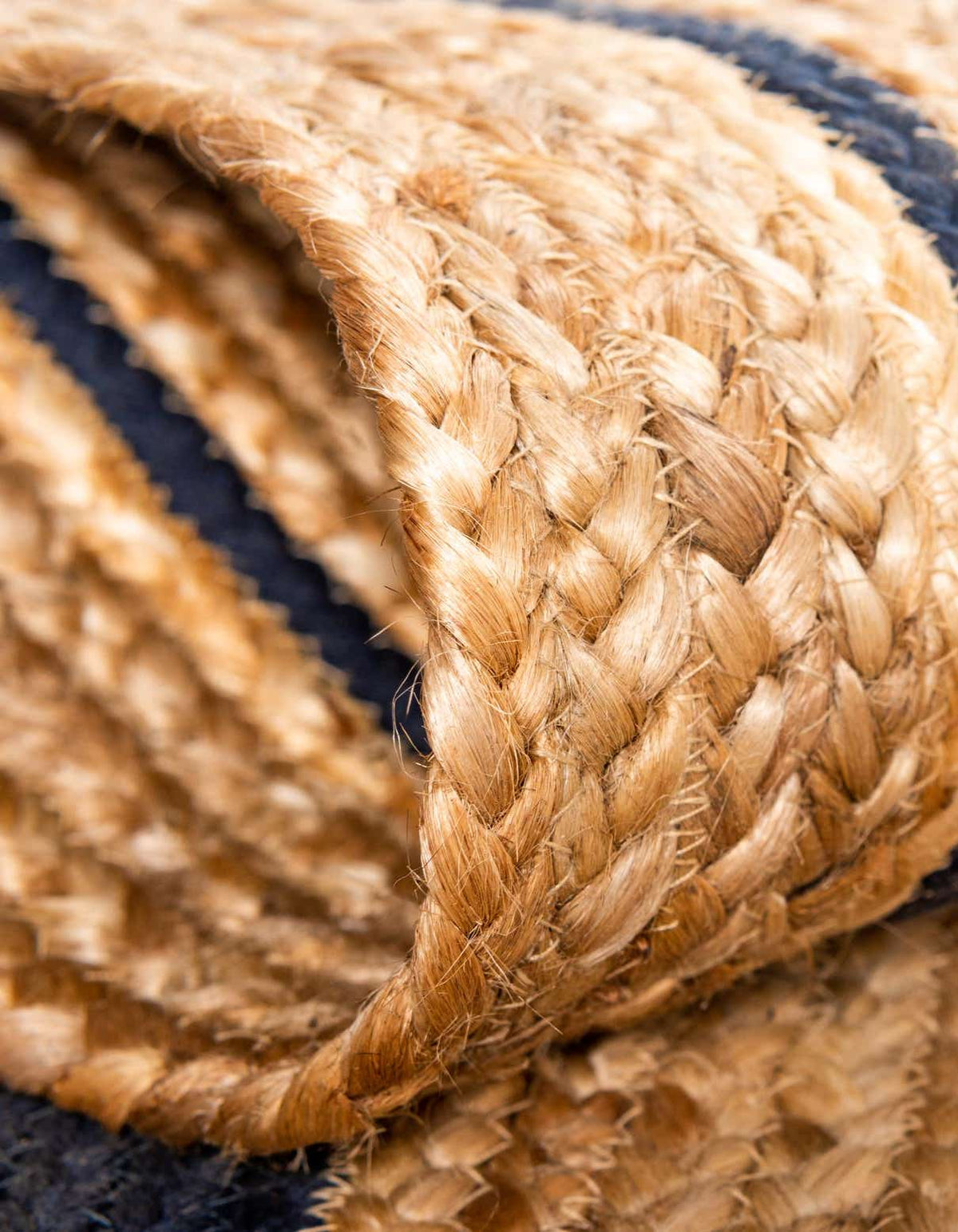 Rechteck Handgeflochten Teppich Braided Jute in Natur und Dunkelblau von Hadorn™ - Lifestyle Image