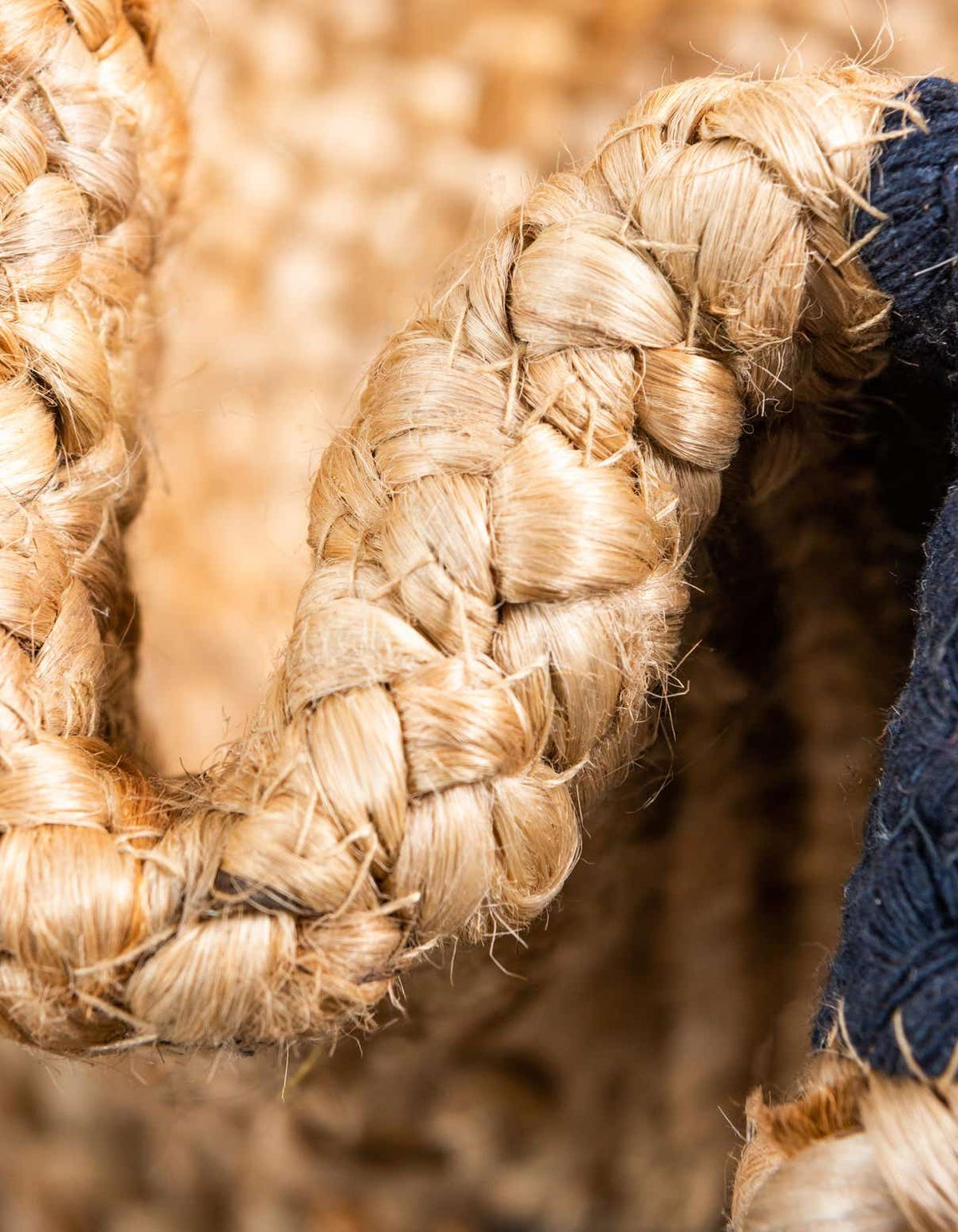 Rechteck Handgeflochten Teppich Braided Jute in Natur und Dunkelblau von Hadorn™ - Lifestyle Image
