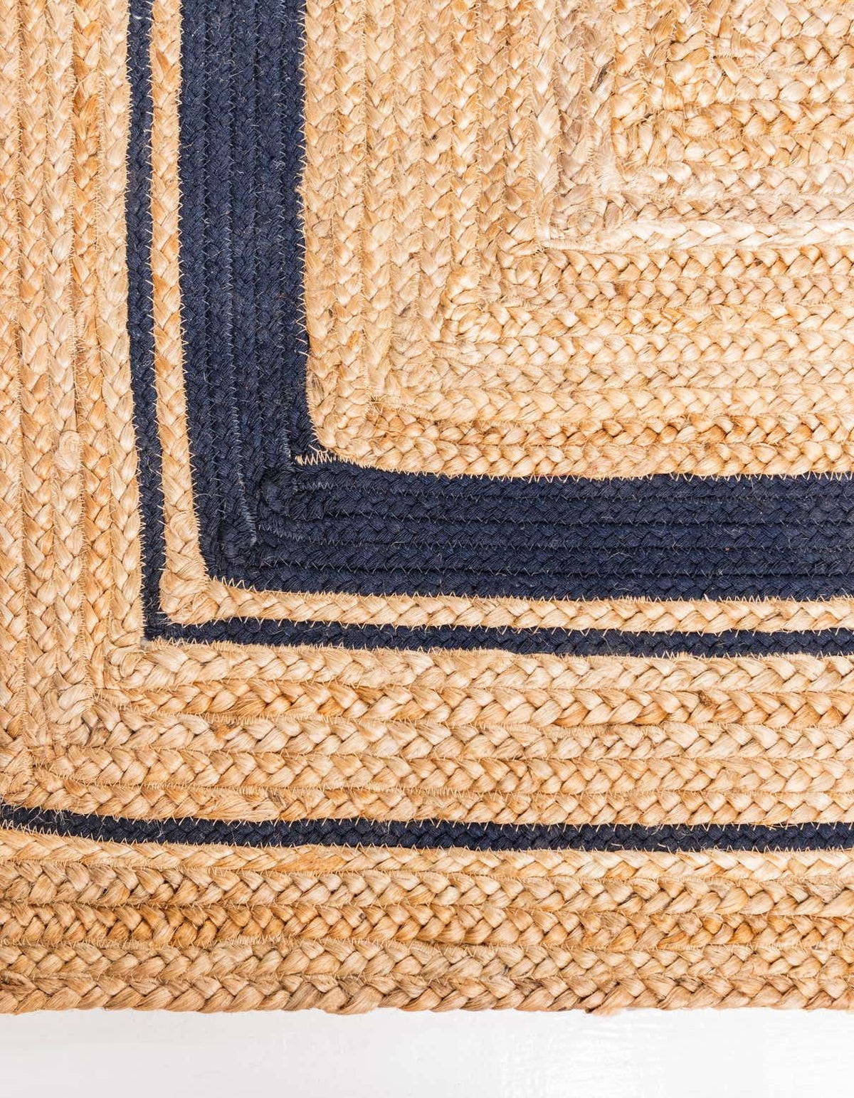 Rechteck Handgeflochten Teppich Braided Jute in Natur und Dunkelblau von Hadorn™ - Lifestyle Image