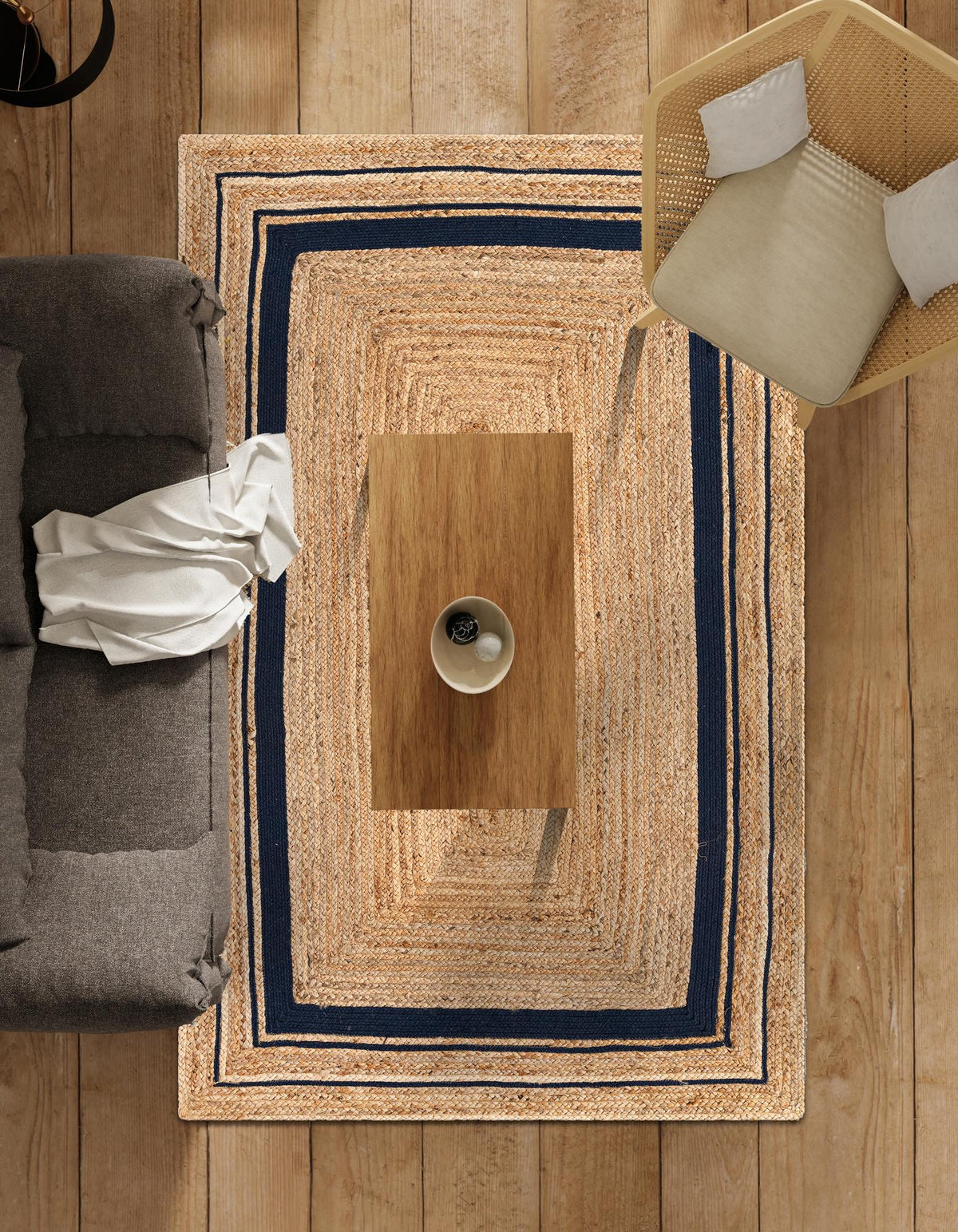 Rechteck Teppich Braided Jute in Blau von Hadorn™ - Lifestyle Image