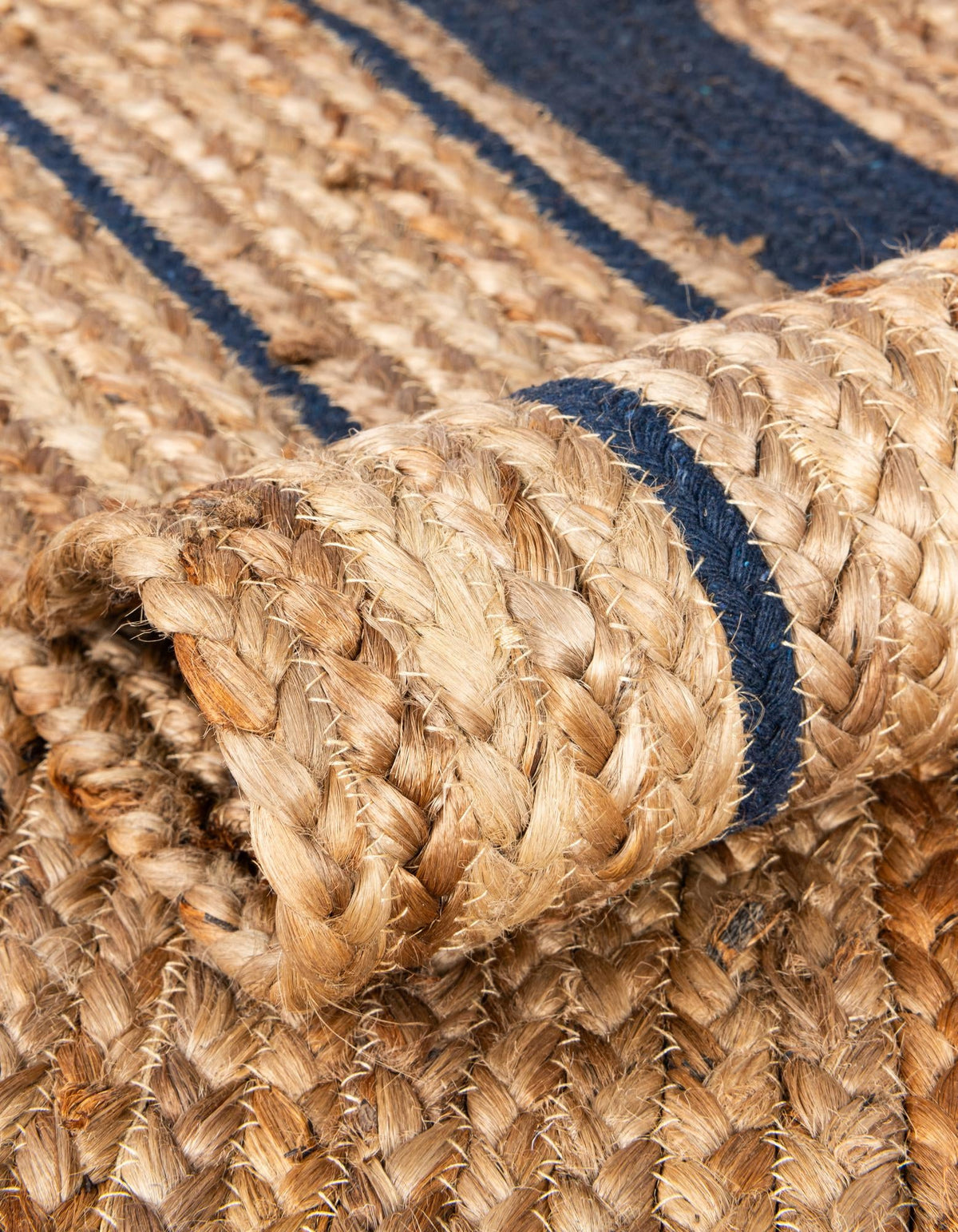 Rechteck Teppich Braided Jute in Blau von Hadorn™ - Lifestyle Image
