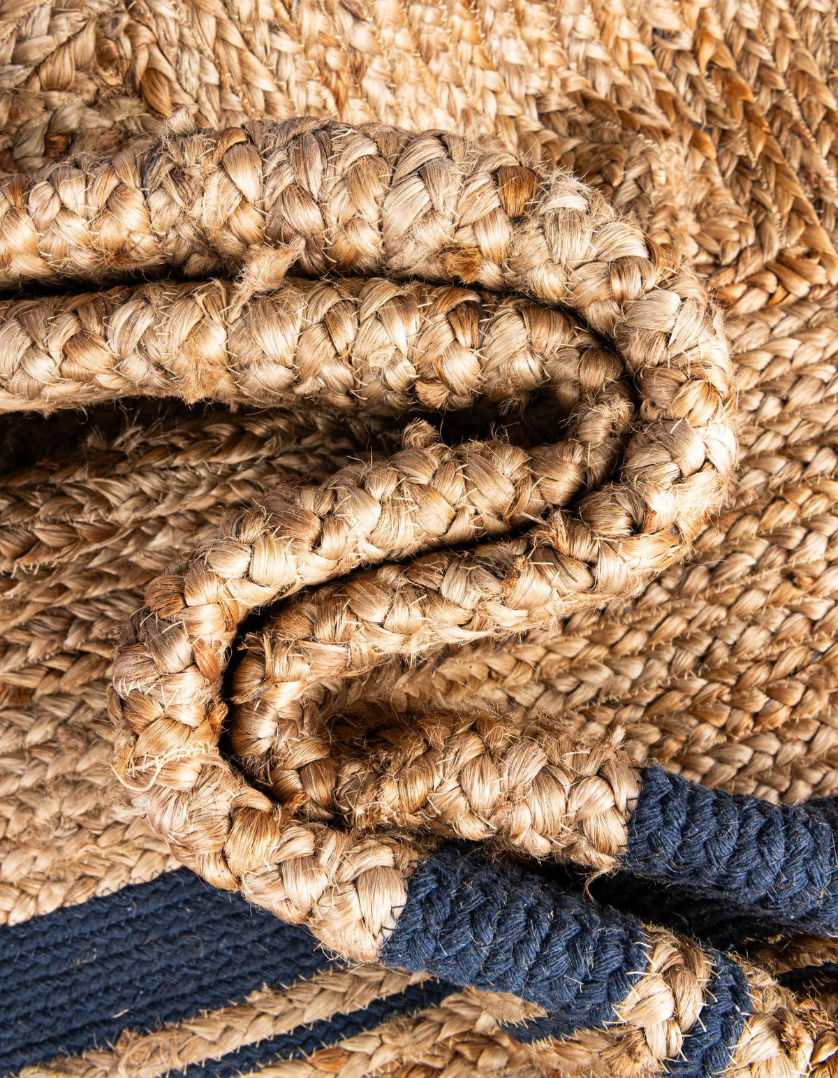 Rechteck Teppich Braided Jute in Blau von Hadorn™ - Lifestyle Image