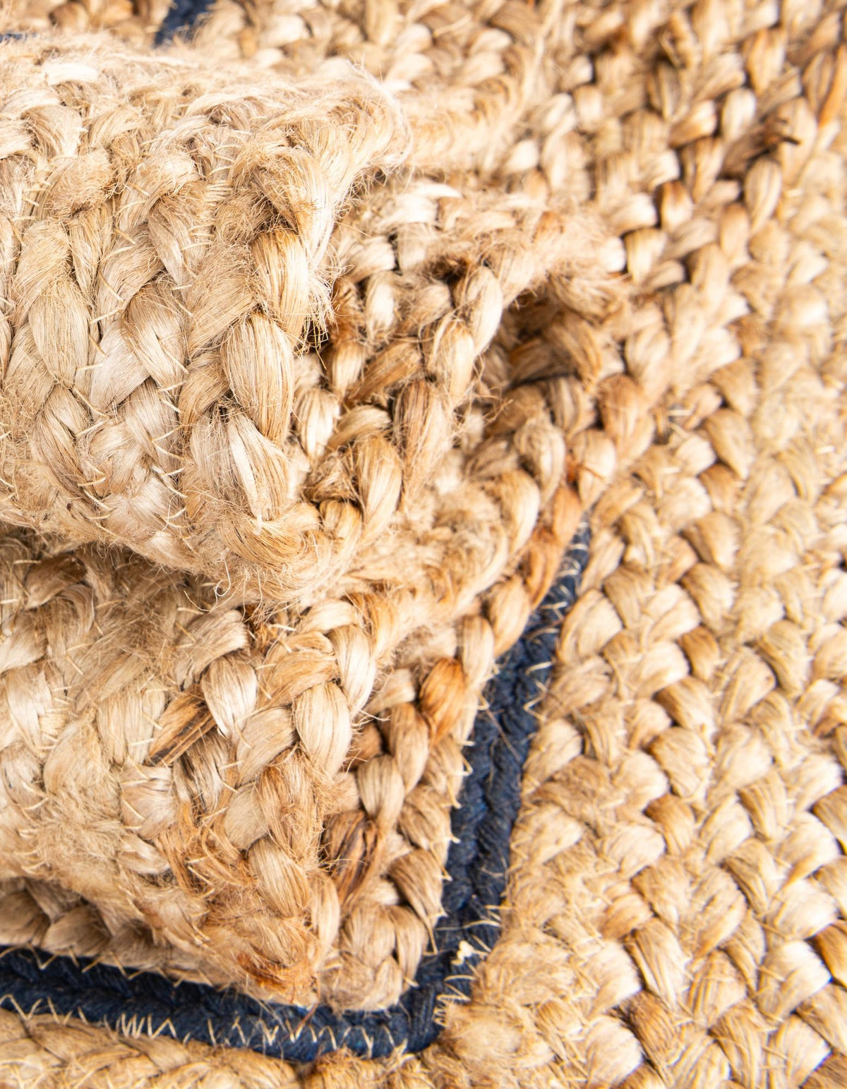 Rechteck Teppich Braided Jute in Blau von Hadorn™ - Lifestyle Image