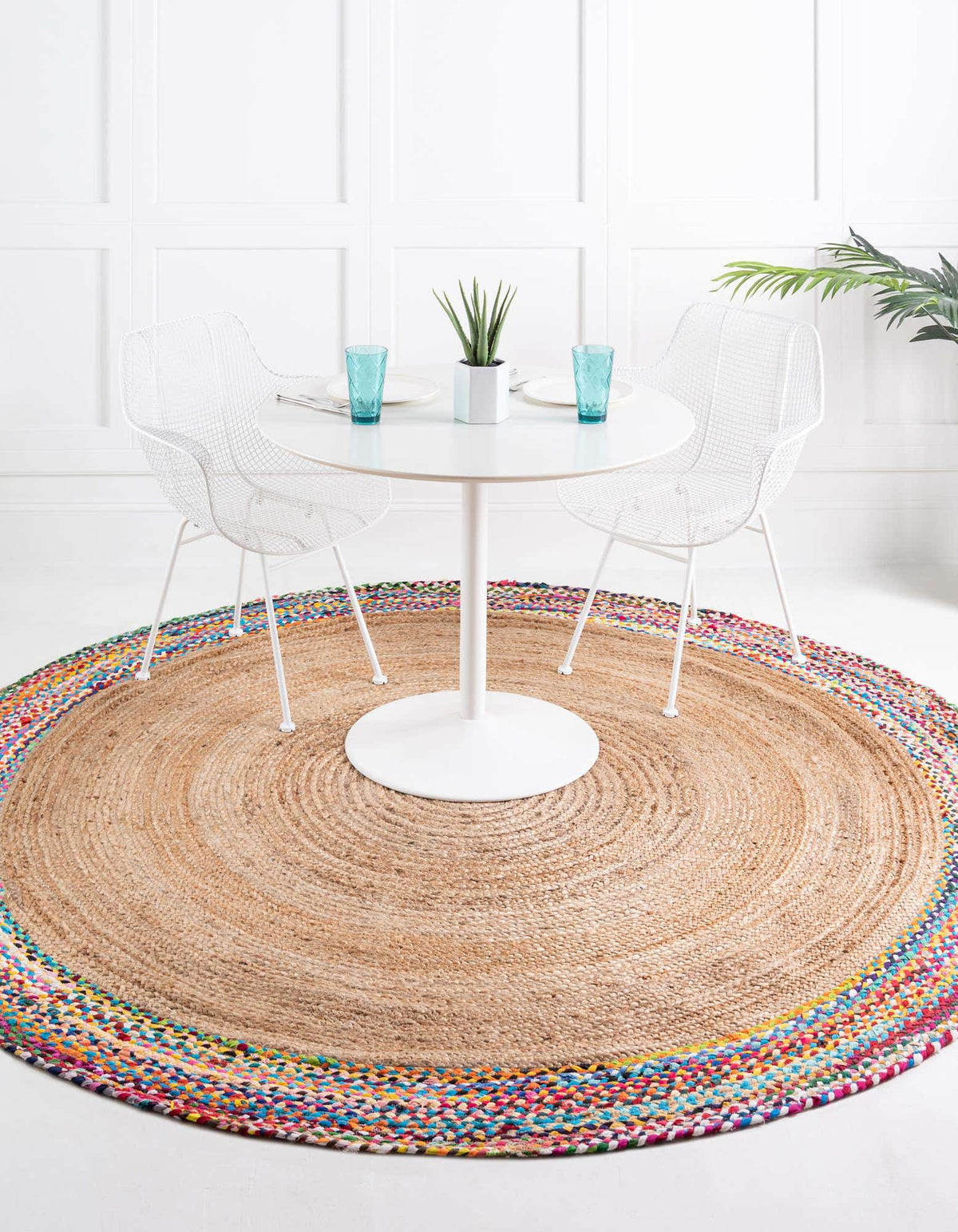 Rund Handgeflochten Teppich Braided Jute in Natürlich von Hadorn™ - Lifestyle Image