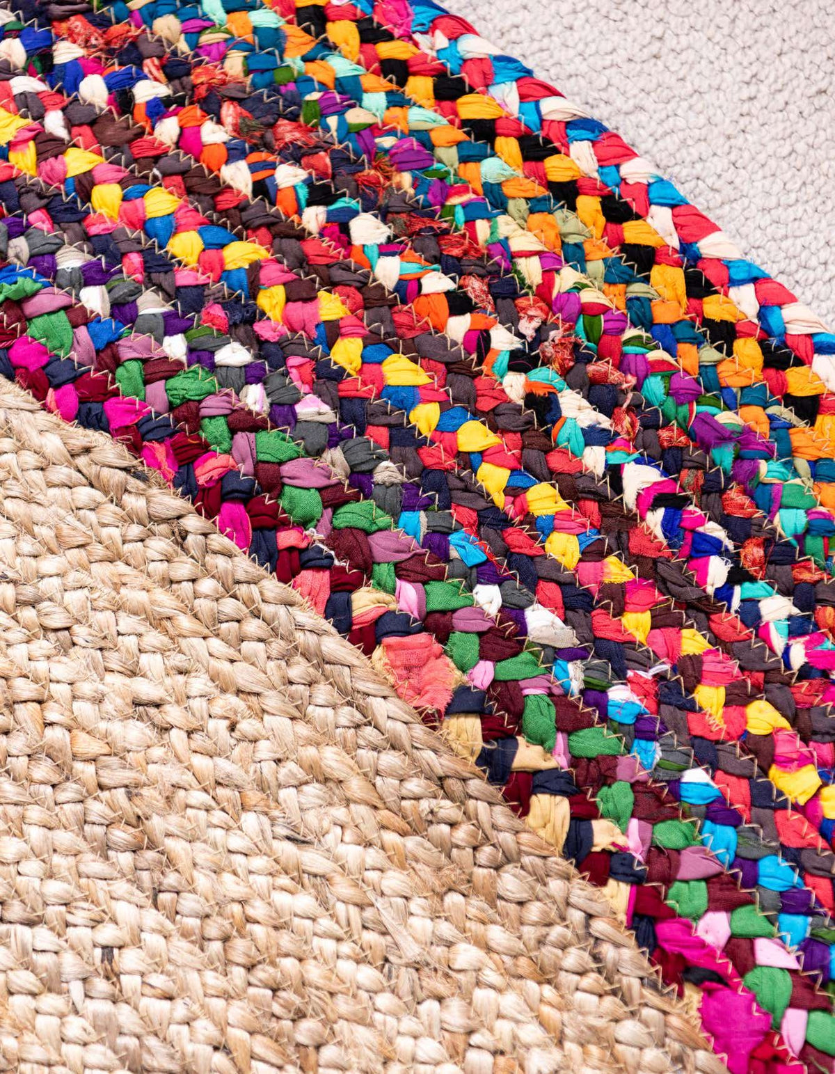 Rund Handgeflochten Teppich Braided Jute in Natürlich von Hadorn™ - Lifestyle Image