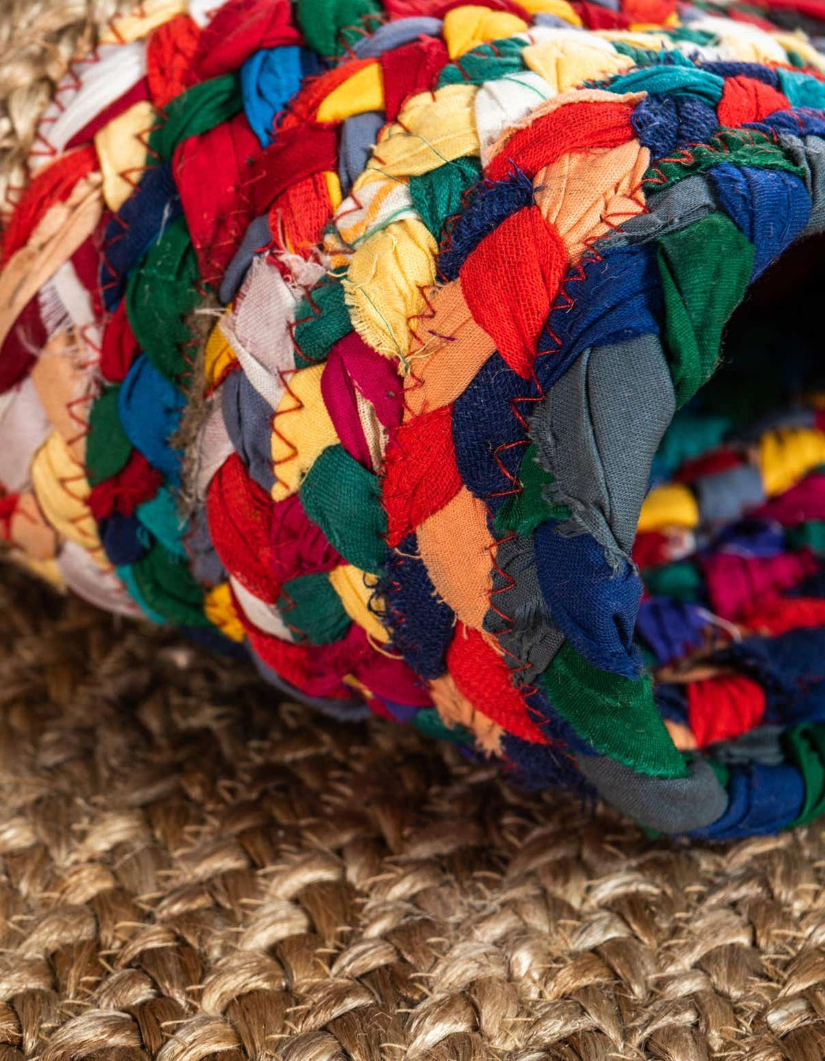 Rund Handgeflochten Teppich Braided Jute in Natürlich von Hadorn™ - Lifestyle Image