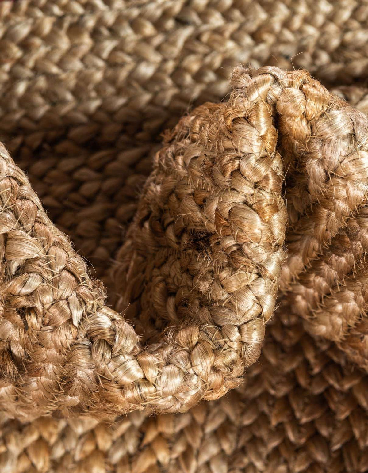 Rund Handgeflochten Teppich Braided Jute in Natürlich von Hadorn™ - Lifestyle Image