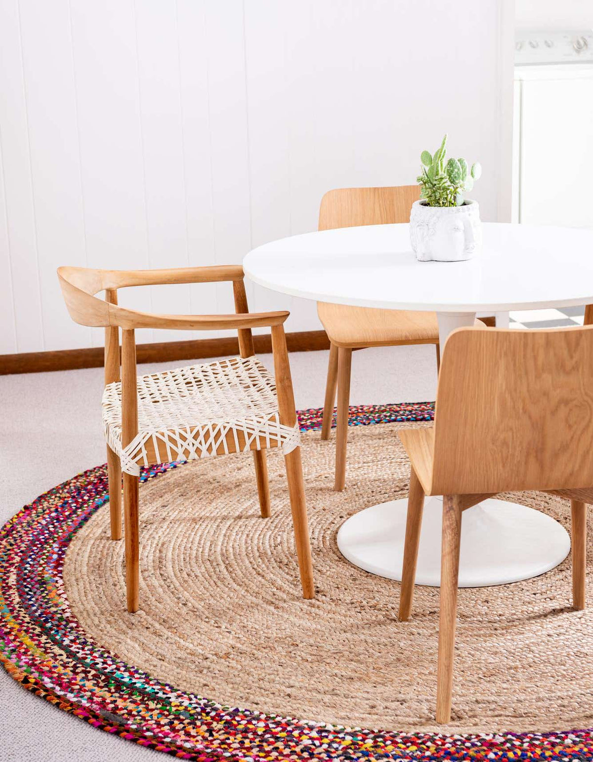 Rund Handgeflochten Teppich Braided Jute in Natürlich von Hadorn™ - Lifestyle Image