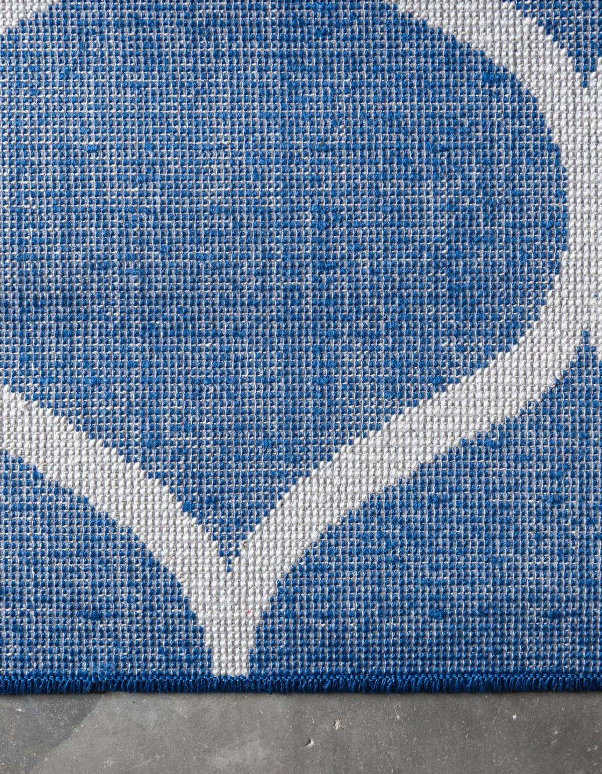 Rechteck Teppich Trellis Frieze in Marineblau von Hadorn™ - Lifestyle Image