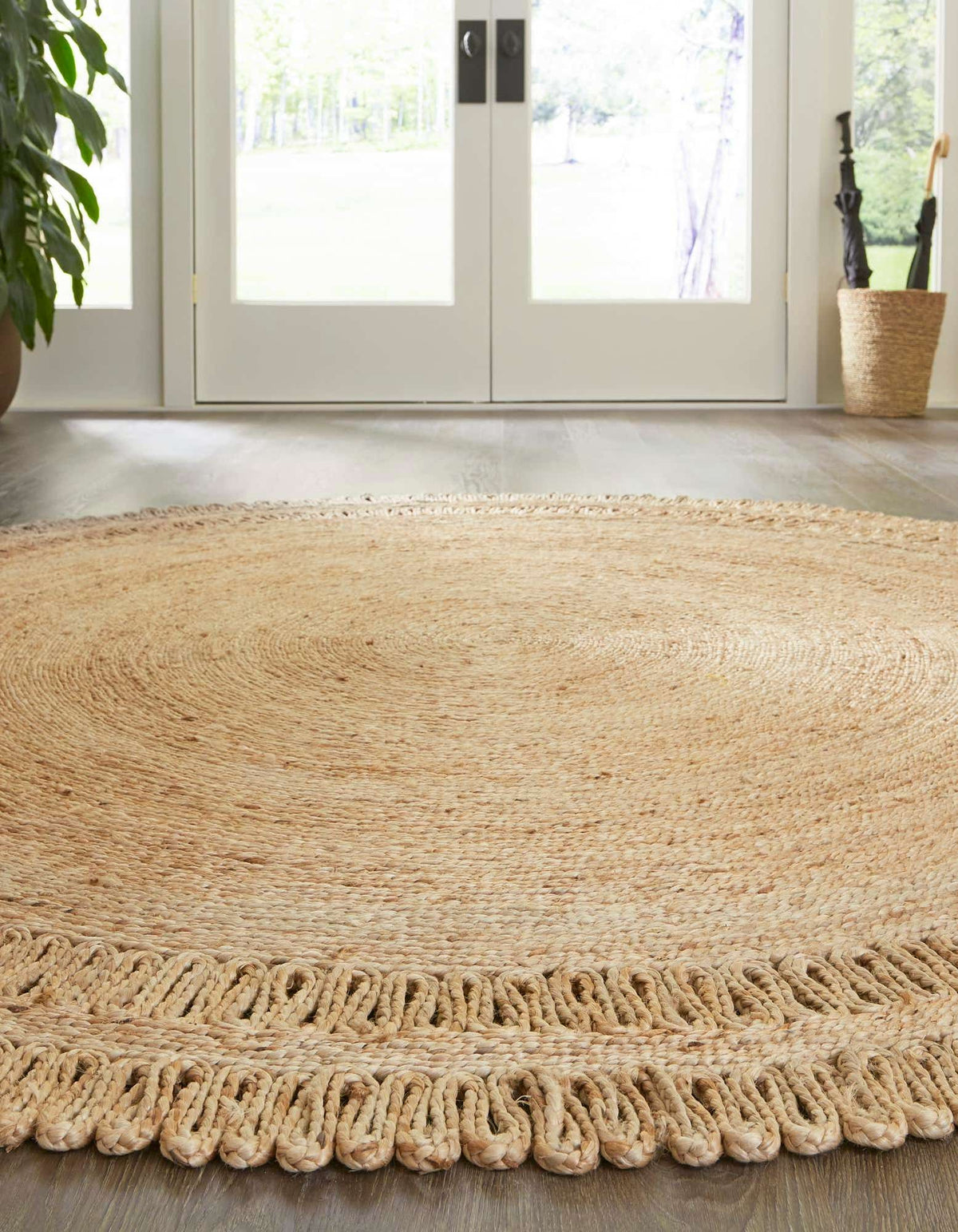 Rund Handgeflochten Teppich Braided Jute in Natürlich von Hadorn™ - Lifestyle Image