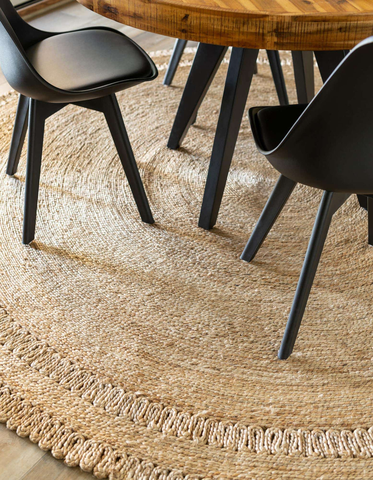Rund Handgeflochten Teppich Braided Jute in Natürlich von Hadorn™ - Lifestyle Image